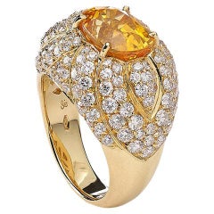 Bague en or or ornée de saphir jaune et diamants