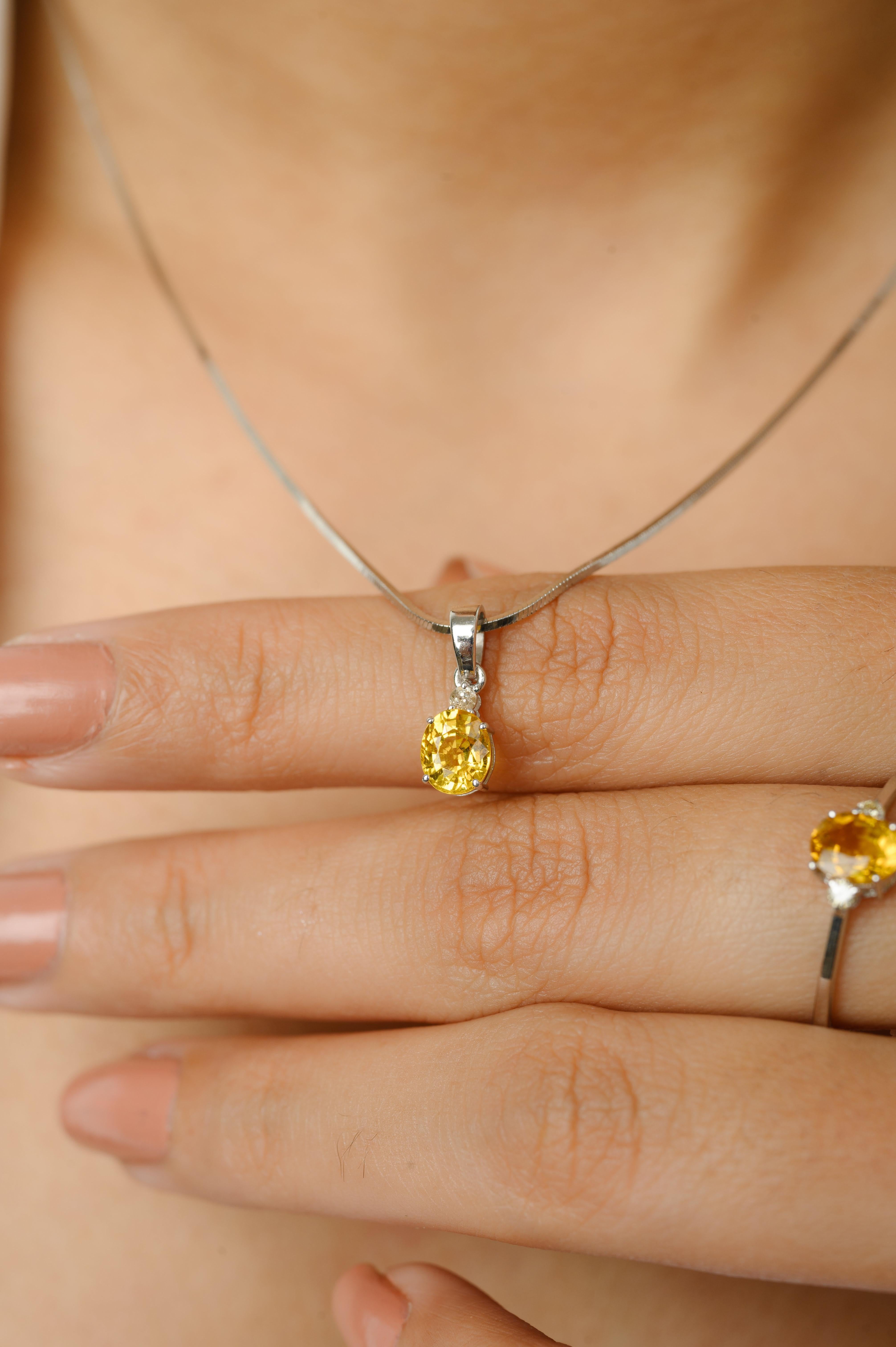Im Angebot: Anhänger, Ring und Ohrringe mit gelbem Saphir und Diamanten aus 18k Weißgold () 15