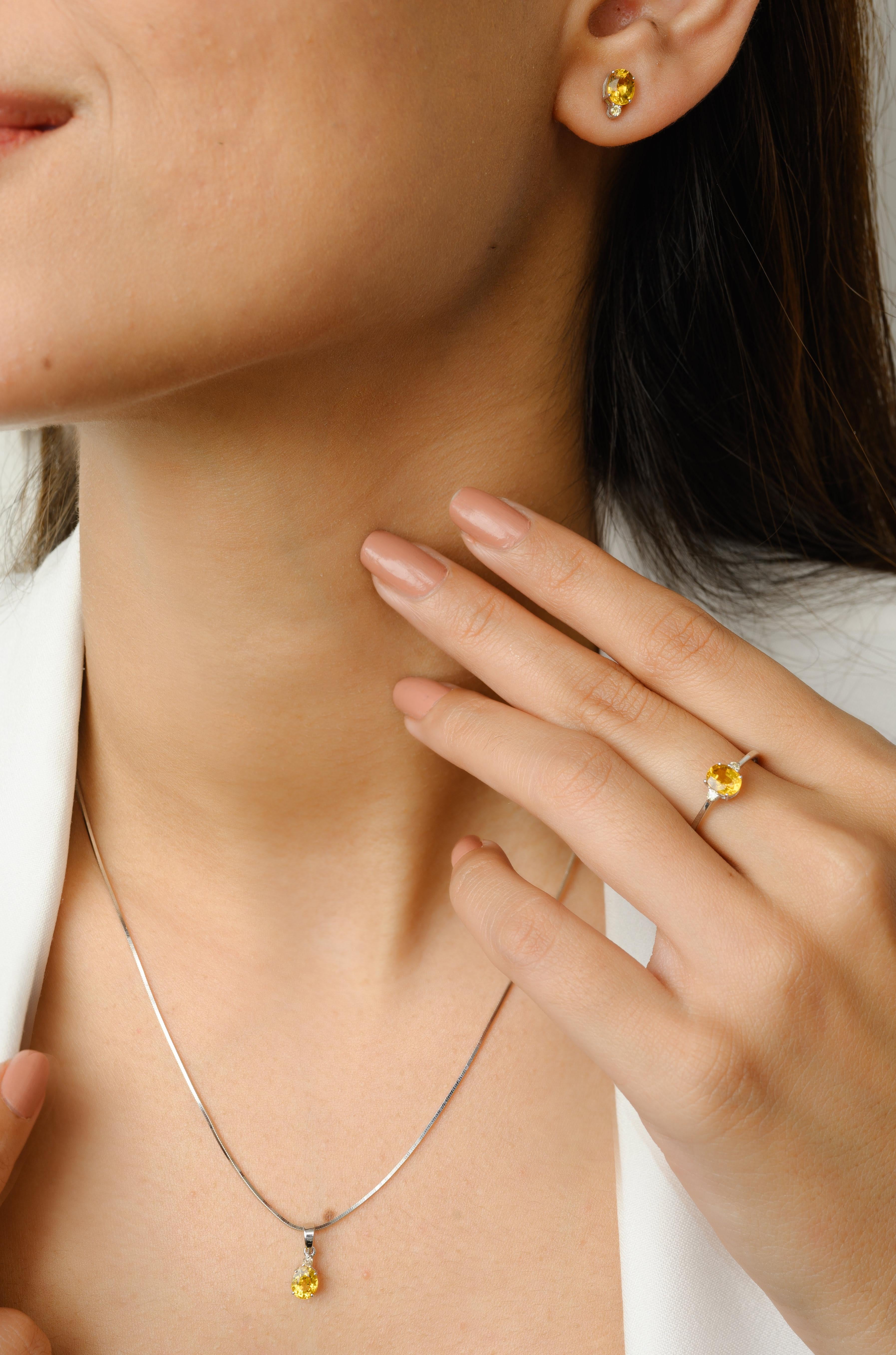 Im Angebot: Anhänger, Ring und Ohrringe mit gelbem Saphir und Diamanten aus 18k Weißgold () 2