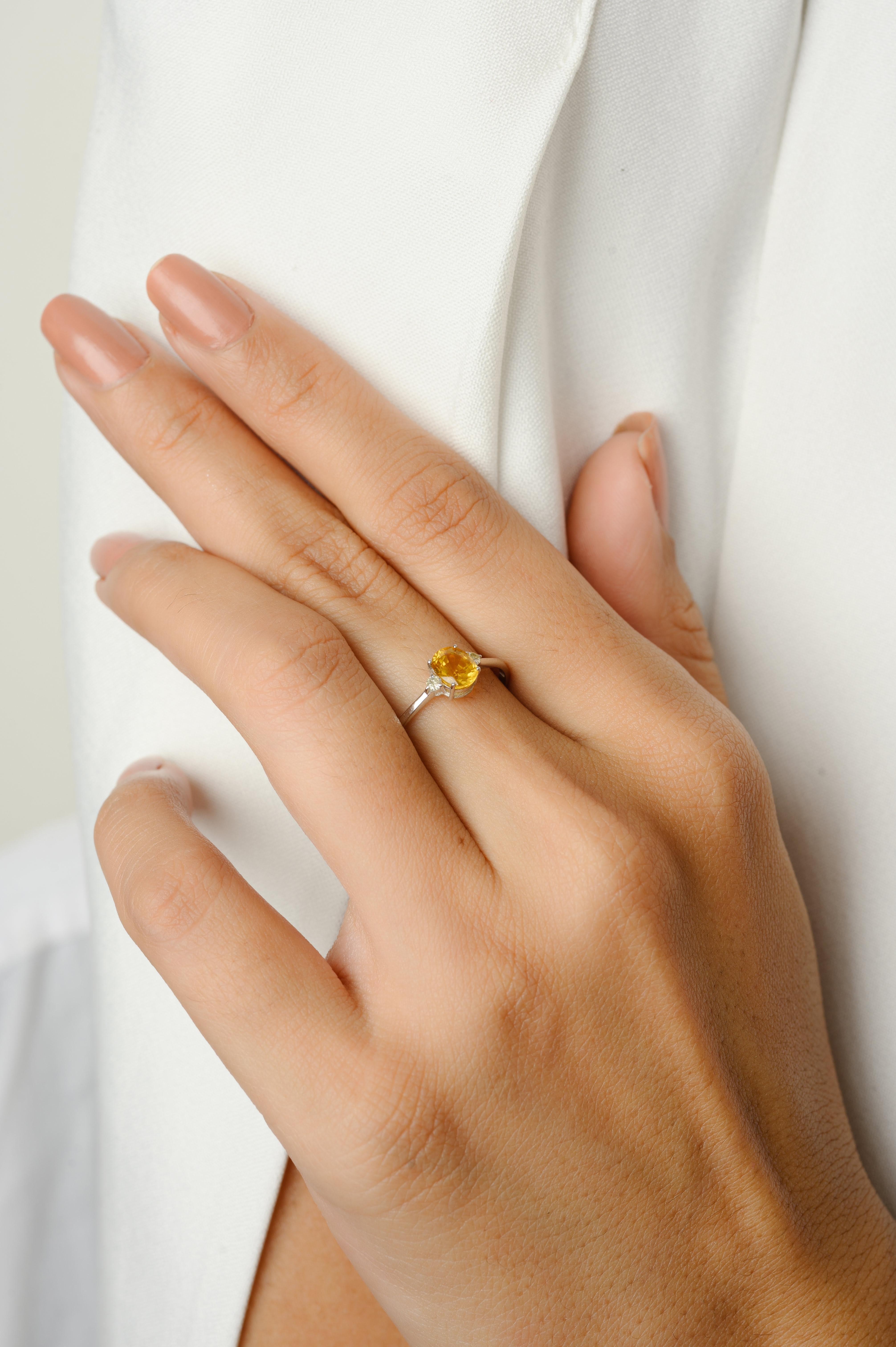 Im Angebot: Anhänger, Ring und Ohrringe mit gelbem Saphir und Diamanten aus 18k Weißgold () 5
