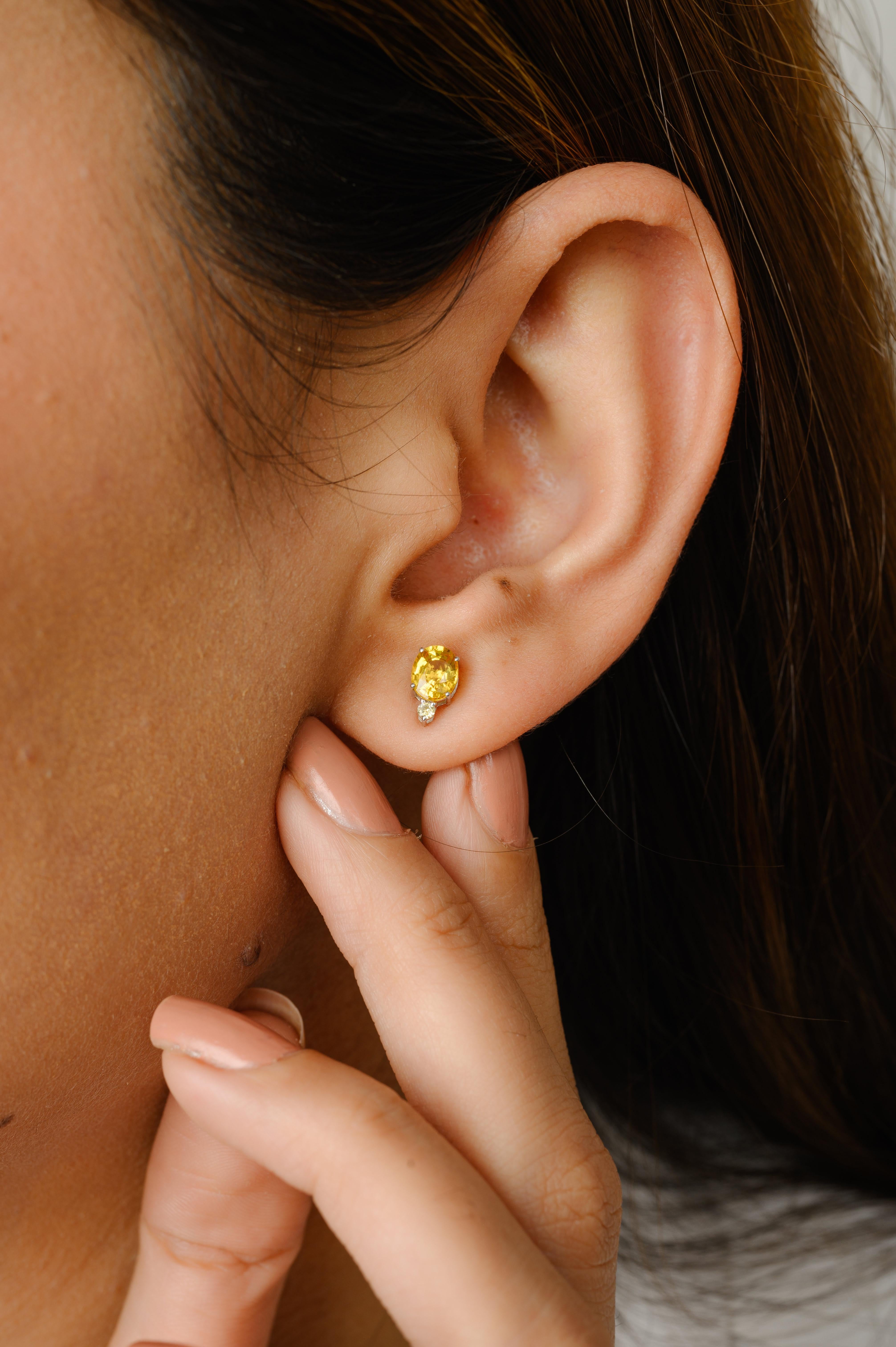 Im Angebot: Anhänger, Ring und Ohrringe mit gelbem Saphir und Diamanten aus 18k Weißgold () 7