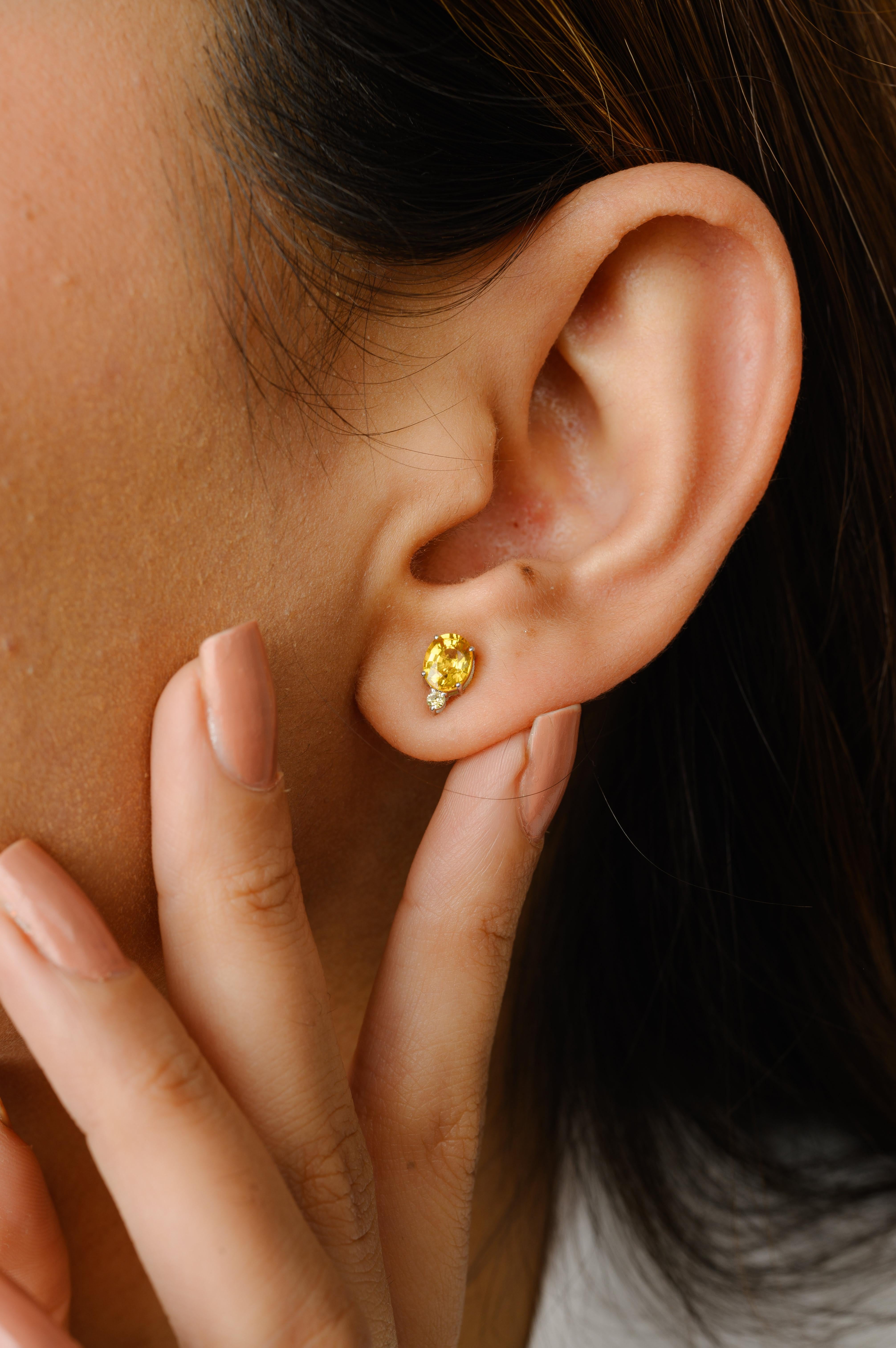 Im Angebot: Anhänger, Ring und Ohrringe mit gelbem Saphir und Diamanten aus 18k Weißgold () 8