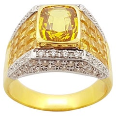 Anello con zaffiro giallo e diamanti incastonati in oro 18 carati
