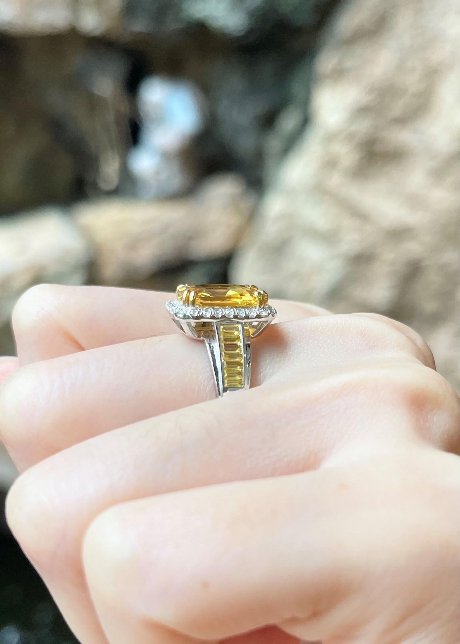 Saphir jaune 5,09 carats, saphir jaune 1,81 carats et diamant 0,29 carat Bague en or blanc 18 carats

Largeur :  1,2 cm 
Longueur : 1.5 cm
Taille de l'anneau : 54
Poids total : 7,72 grammes

