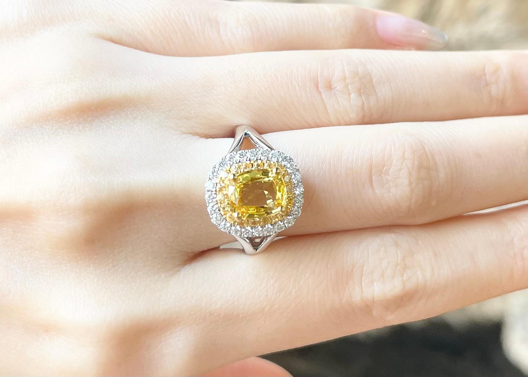 Contemporain Saphir jaune et diamant  Bague sertie en or blanc 18 carats en vente