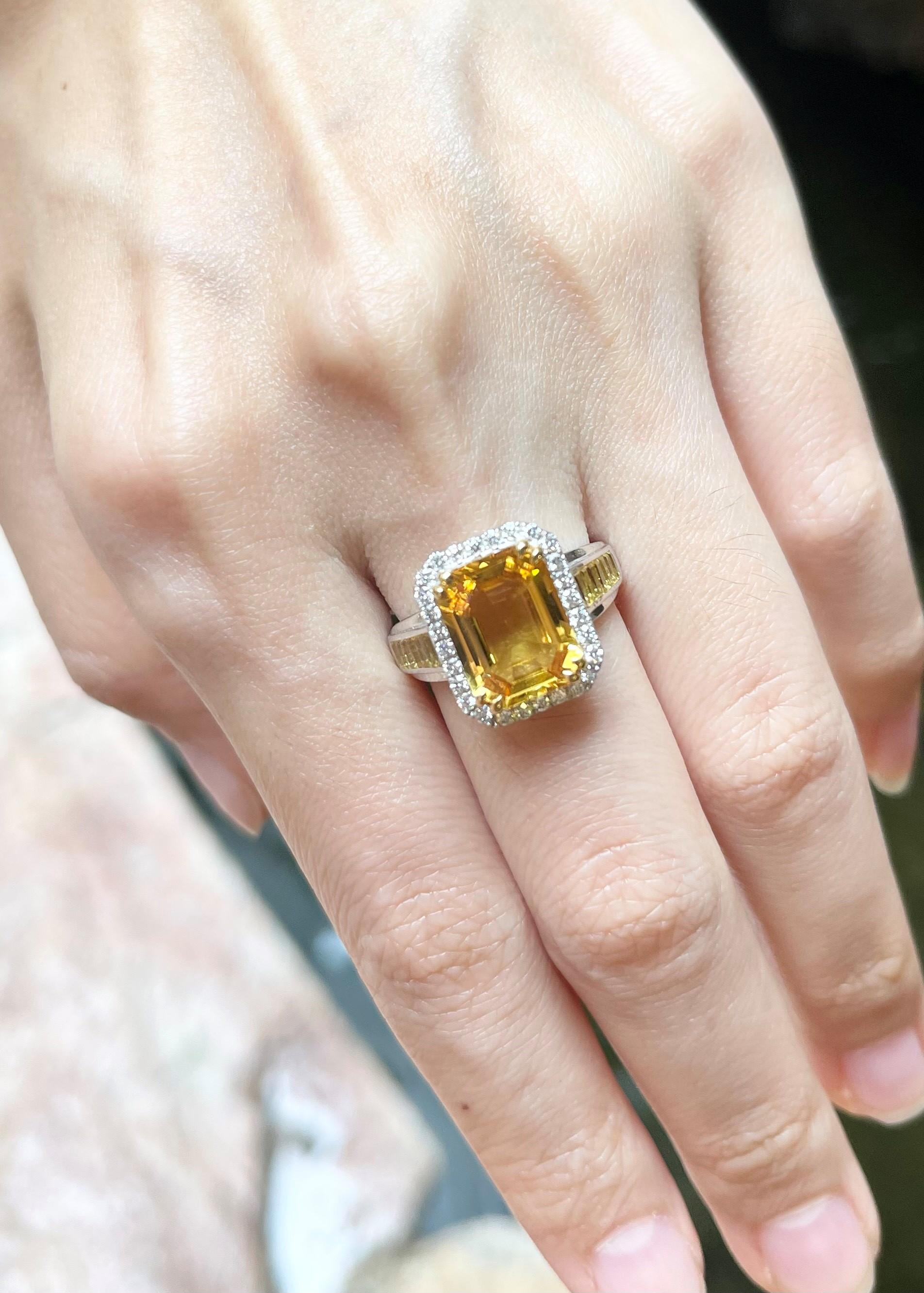 Yellow Sapphire and Diamond Ring set in 18K White Gold Settings In New Condition For Sale In Bangkok, TH