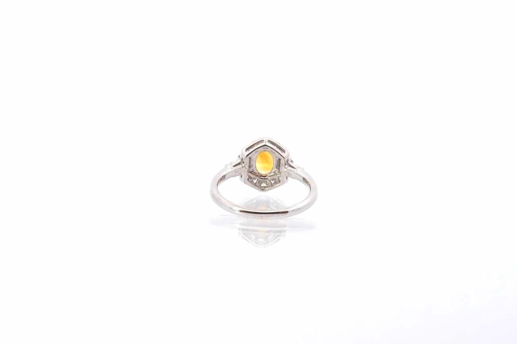 Women's or Men's Yellow sapphire and diamonds ring in 18k gold For Sale