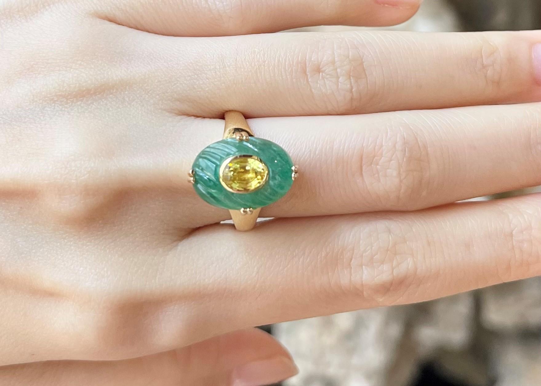 Gelber Saphir 1,01 Karat und Smaragd 8,12 Karat Ring in 18K Goldfassung

Breite:  1.1 cm 
Länge: 1,6 cm
Ringgröße: 53
Gesamtgewicht: 9,26 Gramm

