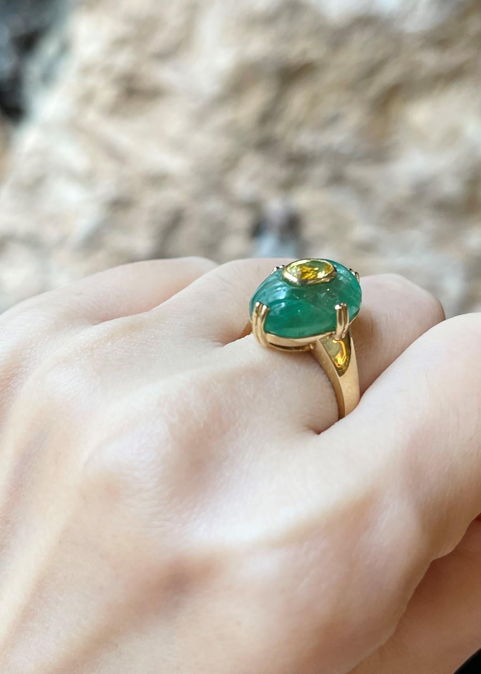 Ring mit gelbem Saphir und Smaragd in 18 Karat Goldfassung (Gemischter Schliff) im Angebot