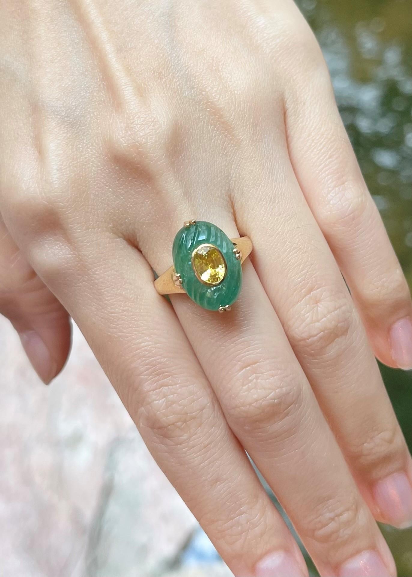Ring mit gelbem Saphir und Smaragd in 18 Karat Goldfassung im Zustand „Neu“ im Angebot in Bangkok, TH