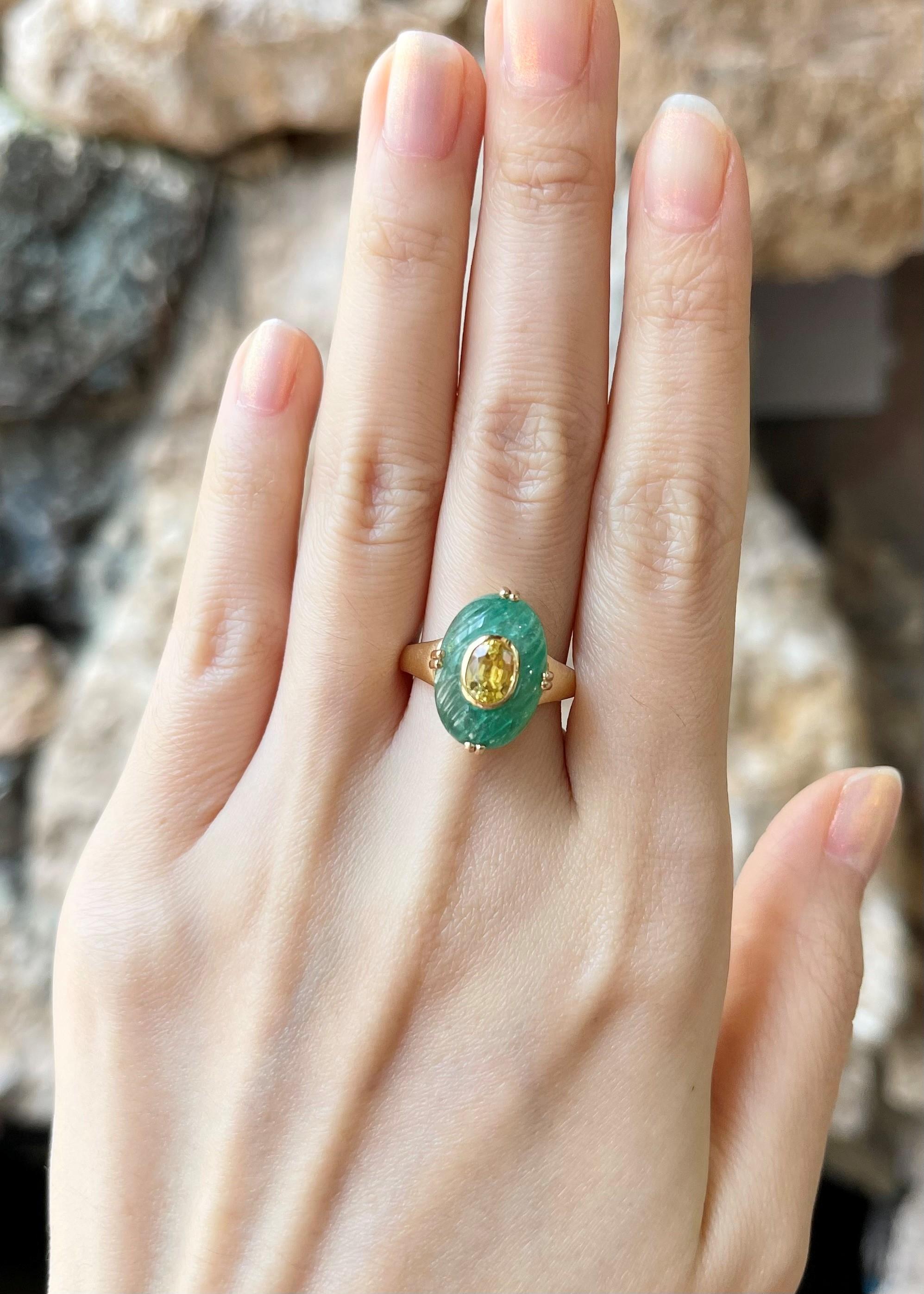 Ring mit gelbem Saphir und Smaragd in 18 Karat Goldfassung Damen im Angebot