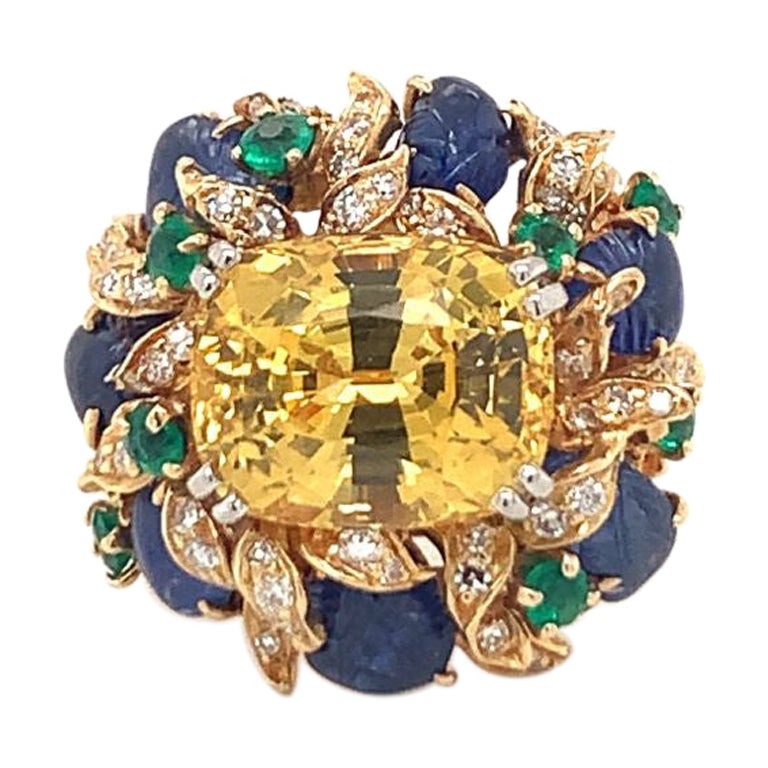 Bague cocktail en or multi-gemmes et saphir jaune par Julius Cohen, circa 1970 en vente