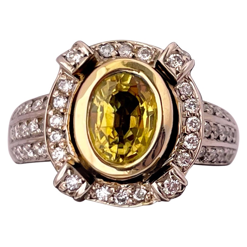 Anillo de oro blanco de 14 quilates con zafiro amarillo y diamante pavé en venta