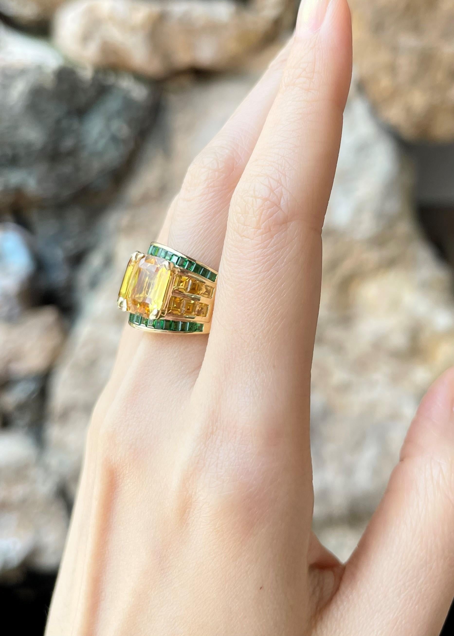 Bague en or 18 carats avec saphir jaune et tsavorite Neuf - En vente à Bangkok, TH