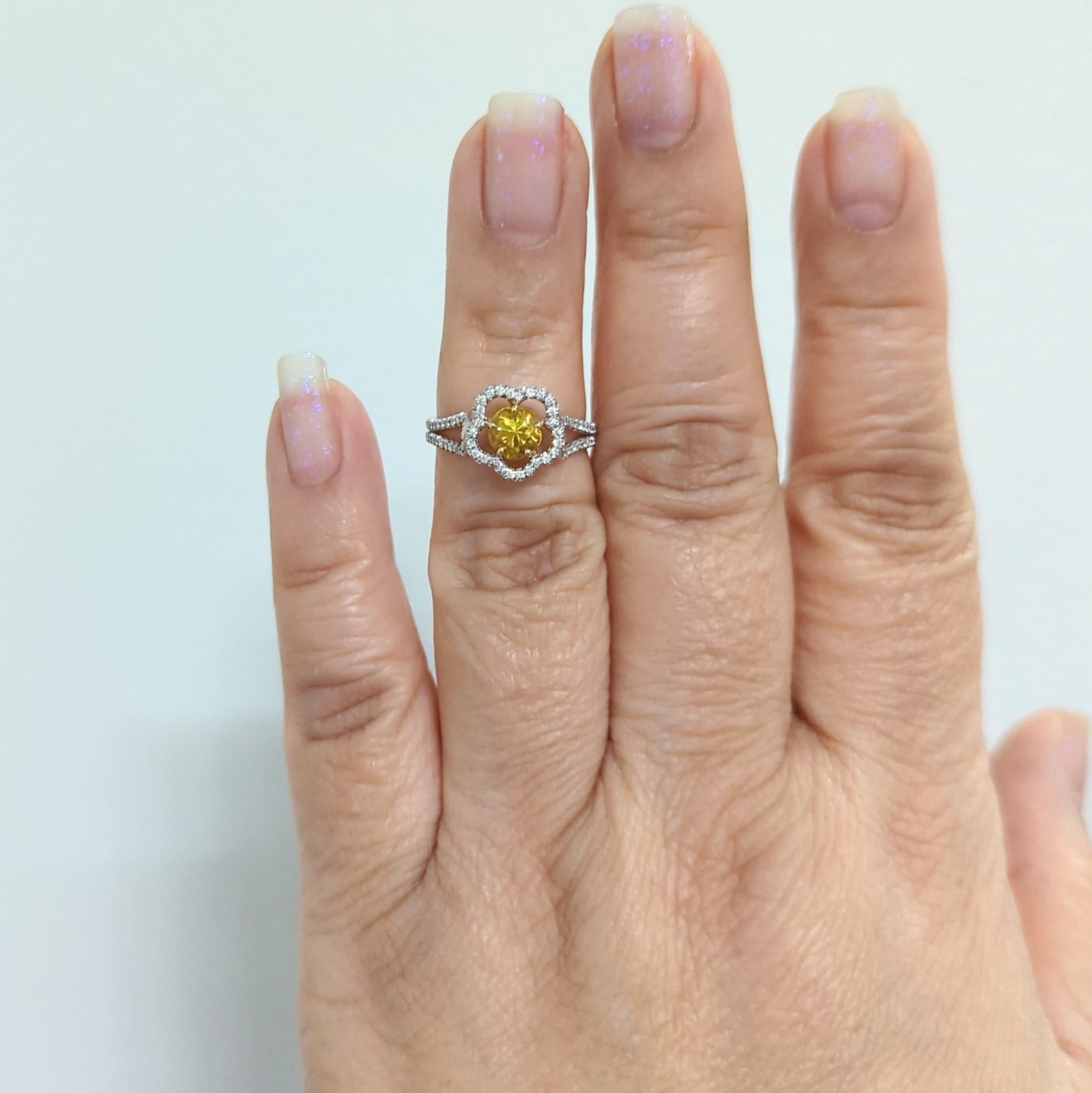 Magnifique saphir jaune brillant rond de 0,88 ct. avec des diamants blancs ronds de bonne qualité de 0,21 ct.  Fabriqué à la main en or jaune et blanc 18 carats.  Bague de taille 6.