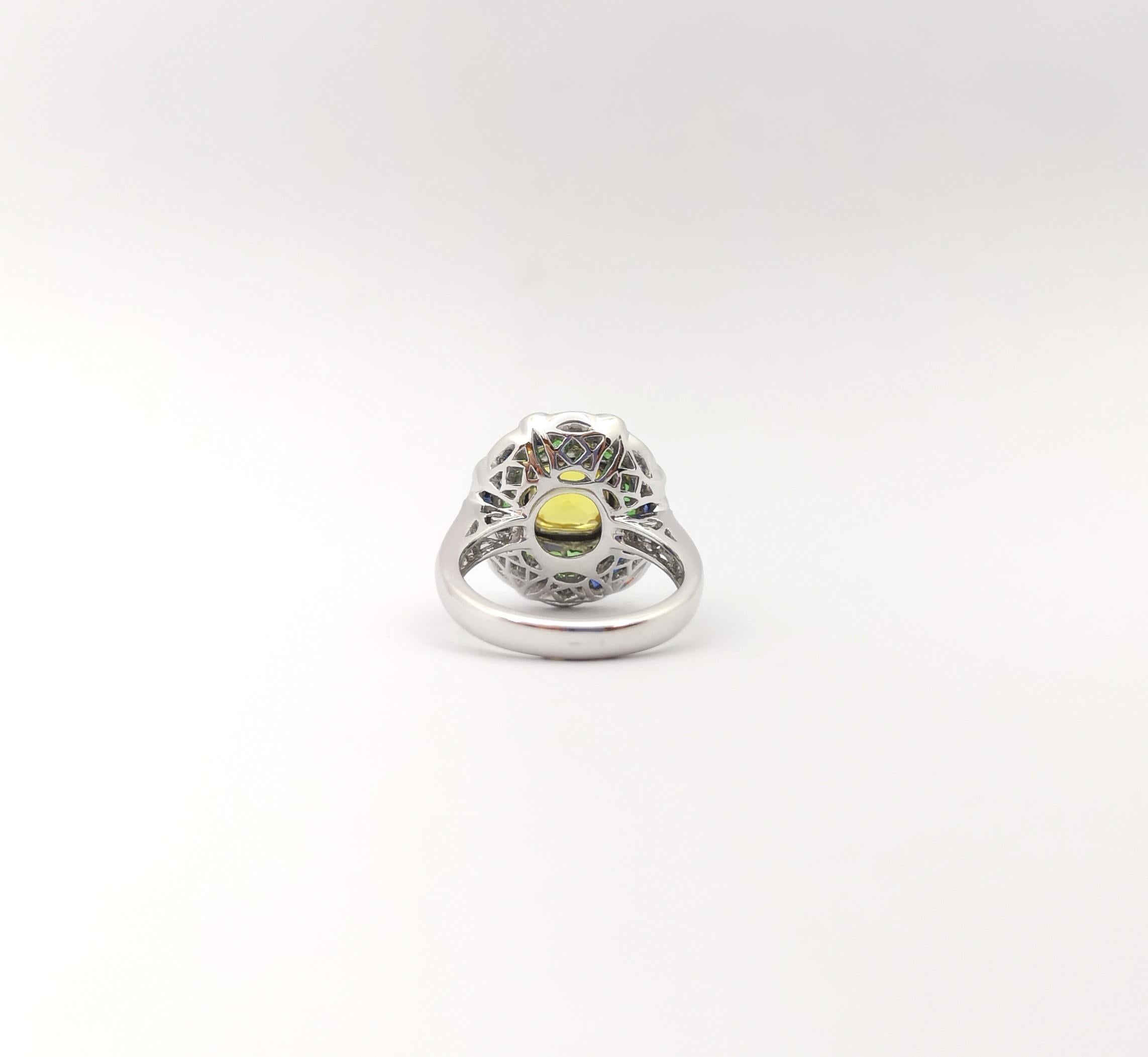 Yellow Sapphire, Blue Sapphire, Tsavorite and Diamond Ring set in 18K White Gold For Sale 4