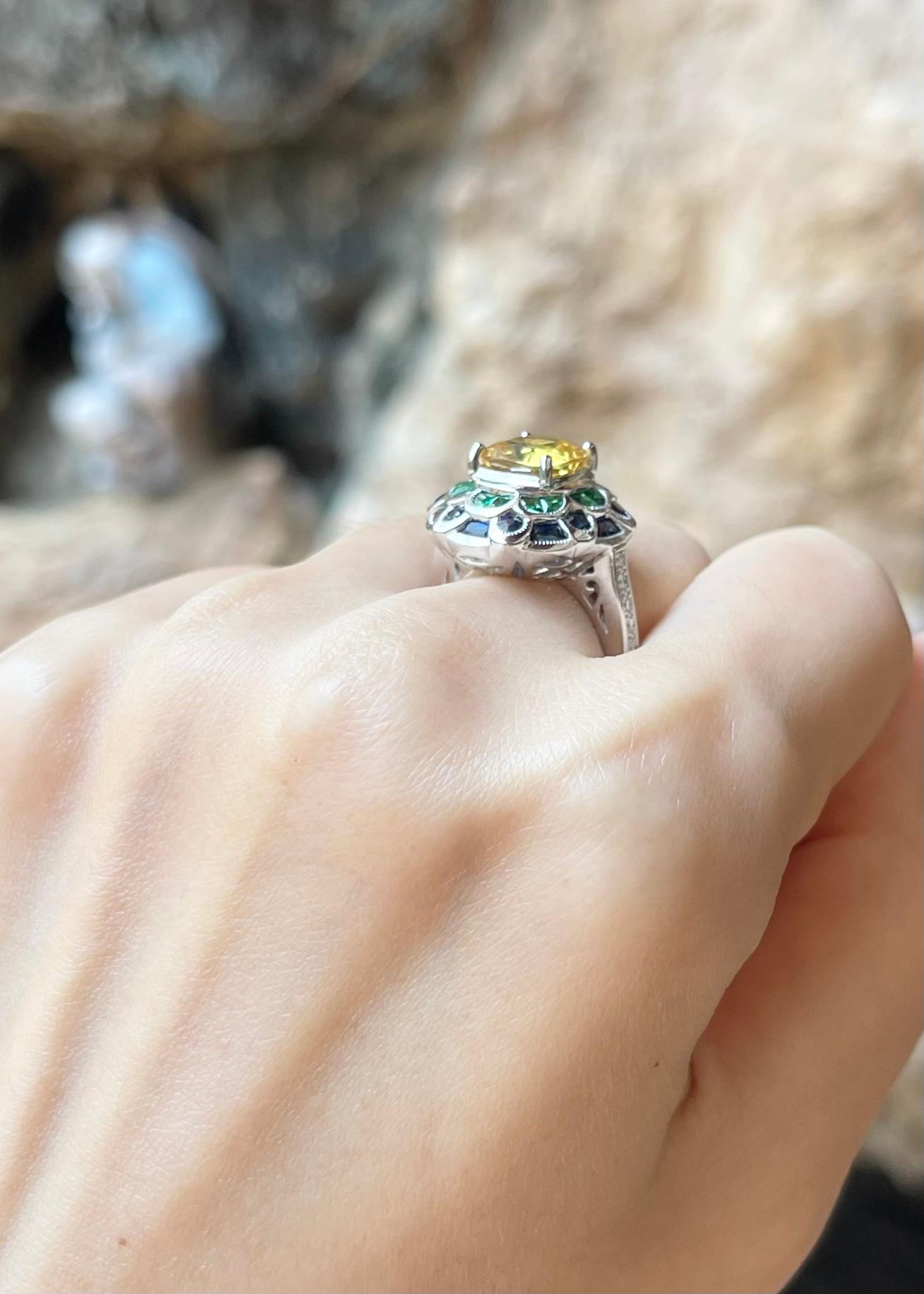 Yellow Sapphire, Blue Sapphire, Tsavorite and Diamond Ring set in 18K White Gold In New Condition For Sale In Bangkok, TH