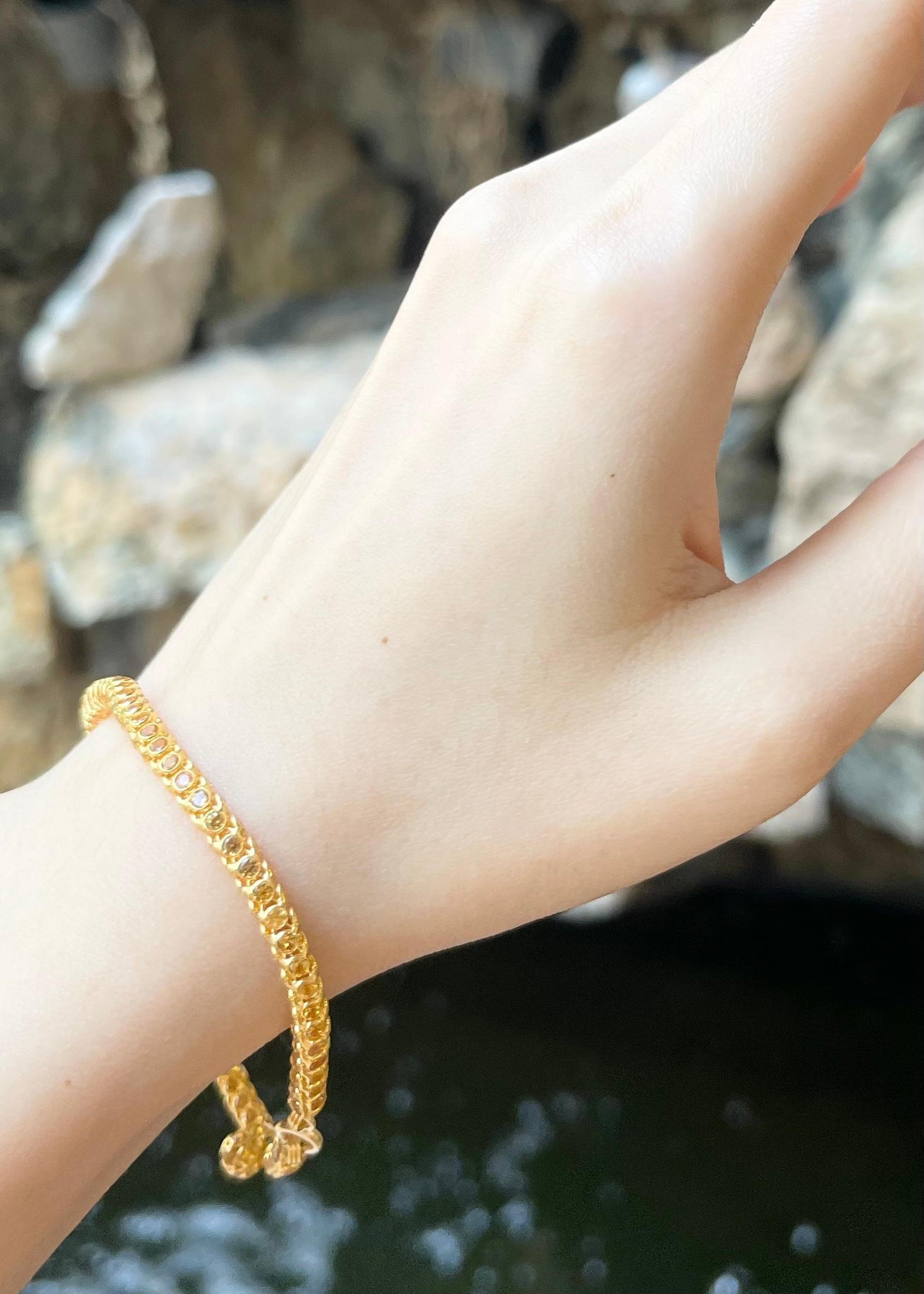 Round Cut Yellow Sapphire Bracelet set in 18K Gold Settings For Sale