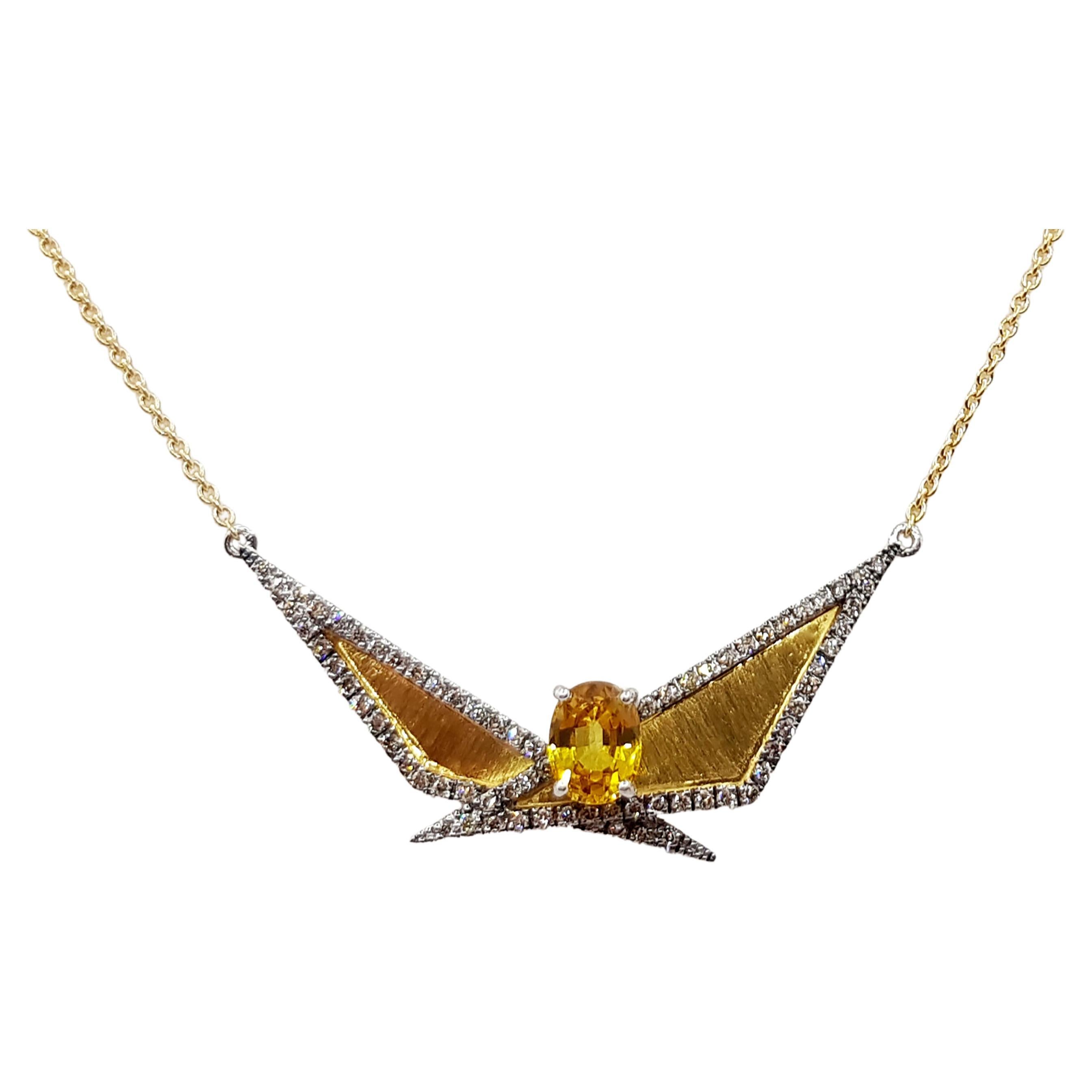 Collier composé d'un saphir jaune de 1,84 carat et d'un diamant brun de 0,61 carat sertis dans de l'or 18 carats par Kavant & Sharart

Largeur :  2.5 cm 
Longueur :  49.0 cm
Poids total : 10,83 grammes

