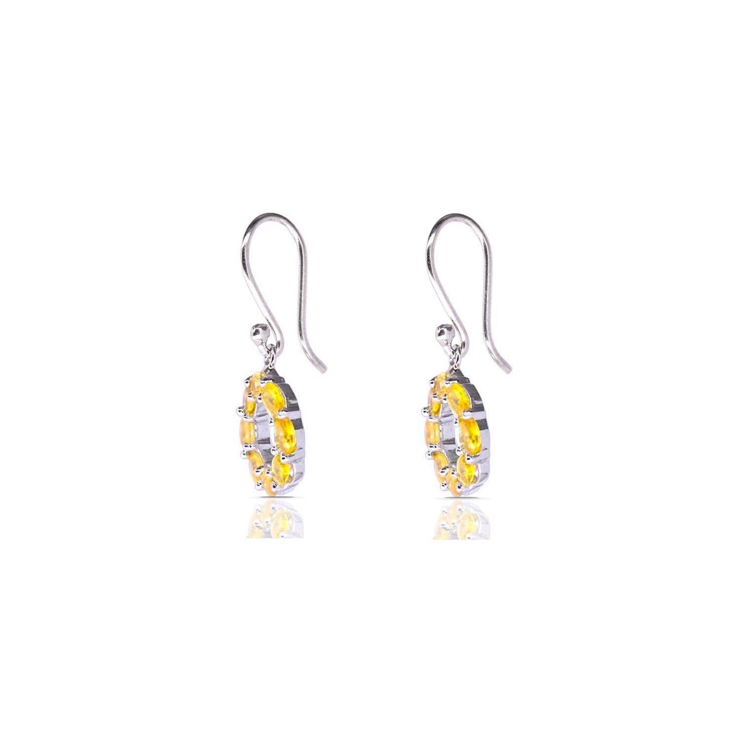 Cerchi di splendidi zaffiri gialli dorati sospesi su ganci in orecchini a goccia contemporanei.

- Gli zaffiri gialli d'oro naturali pesano circa 3,7 carati.
- Incastonato in un elegante smalto d'oro bianco 18 carati su argento.
- Per le orecchie