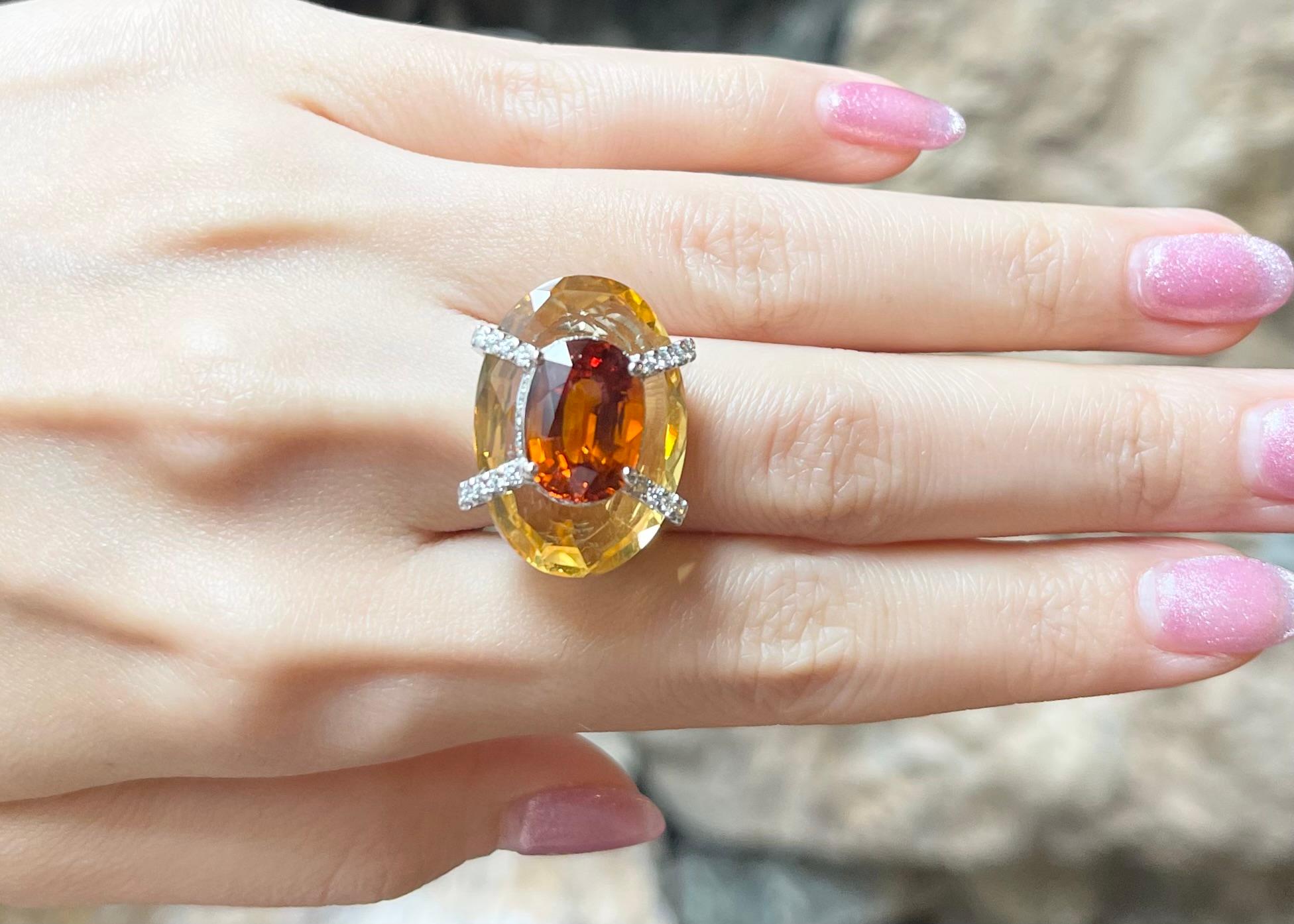 Contemporain Bague en or blanc 18 carats, saphir jaune, citrine et diamants en vente