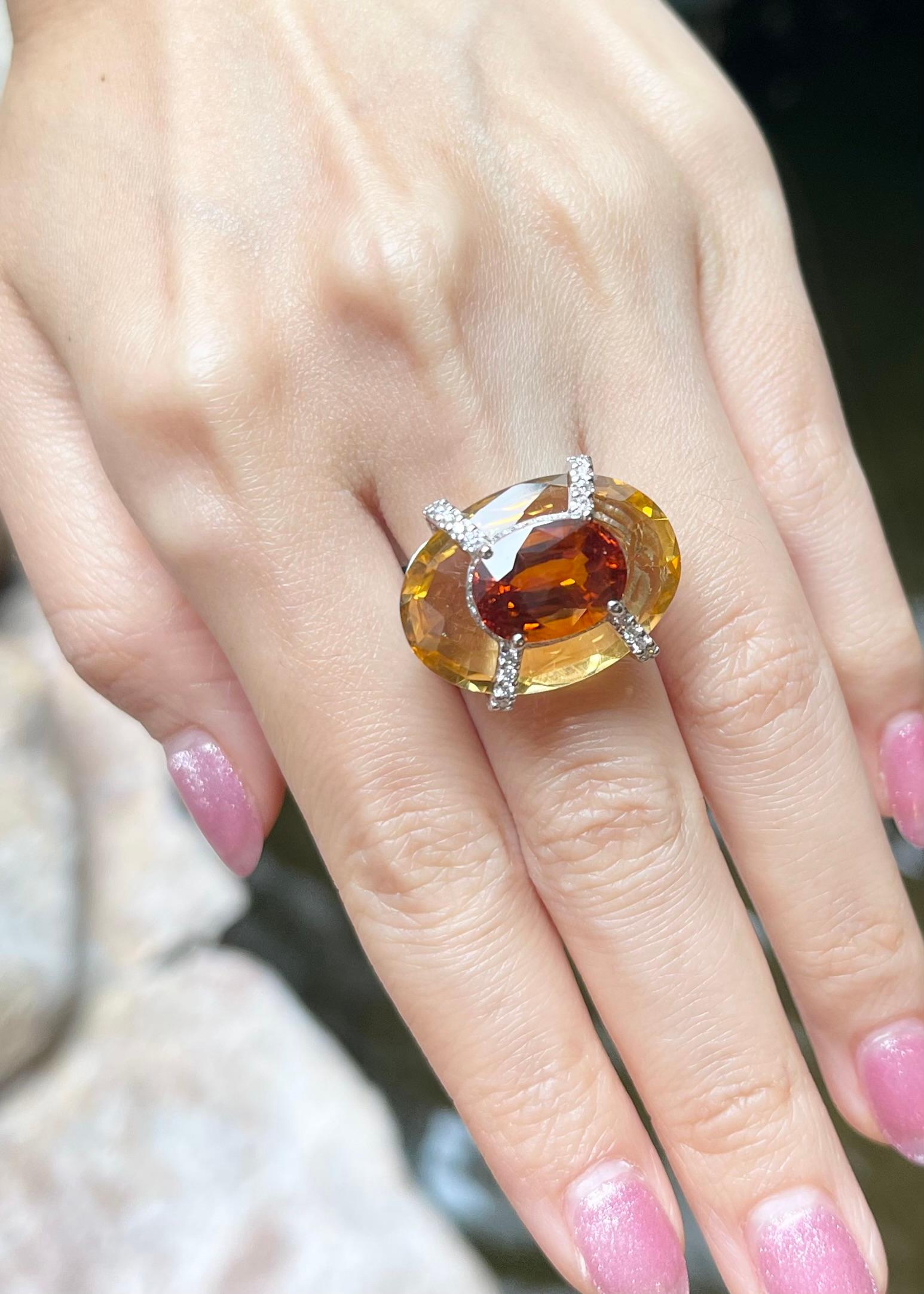 Taille mixte Bague en or blanc 18 carats, saphir jaune, citrine et diamants en vente