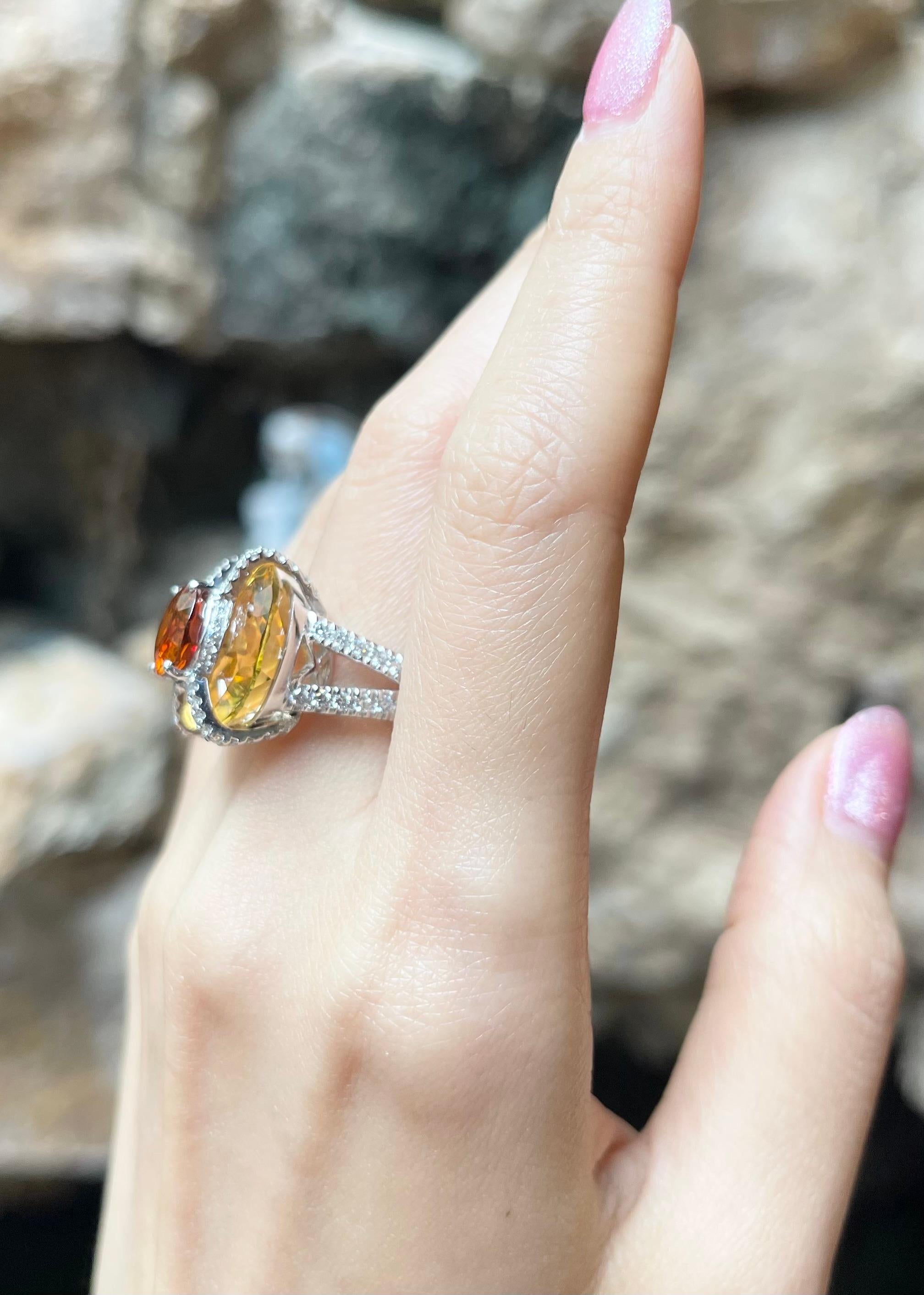 Bague en or blanc 18 carats, saphir jaune, citrine et diamants Neuf - En vente à Bangkok, TH