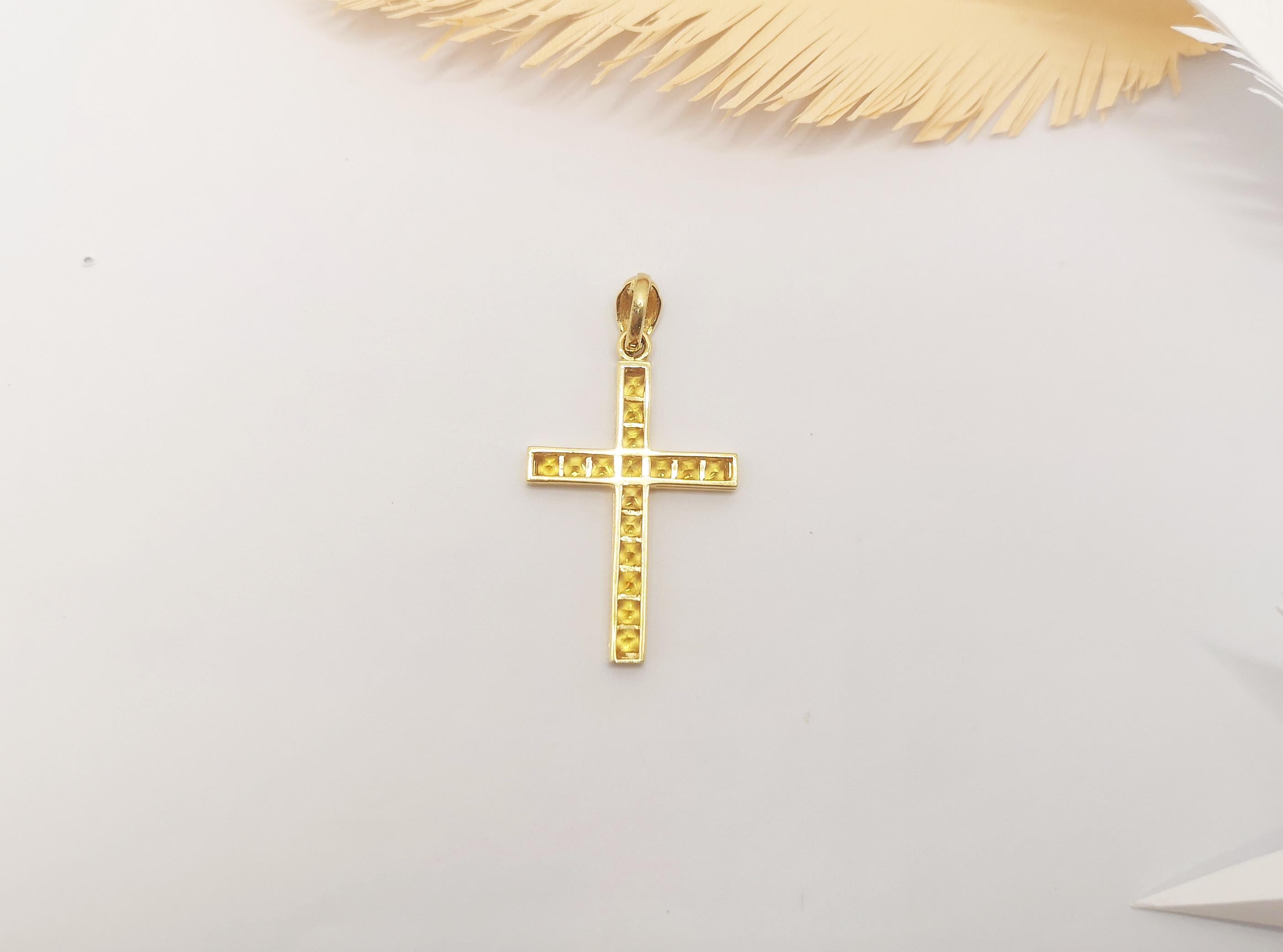 Taille princesse Pendentif croix en saphir jaune serti dans des montures en or 18 carats en vente