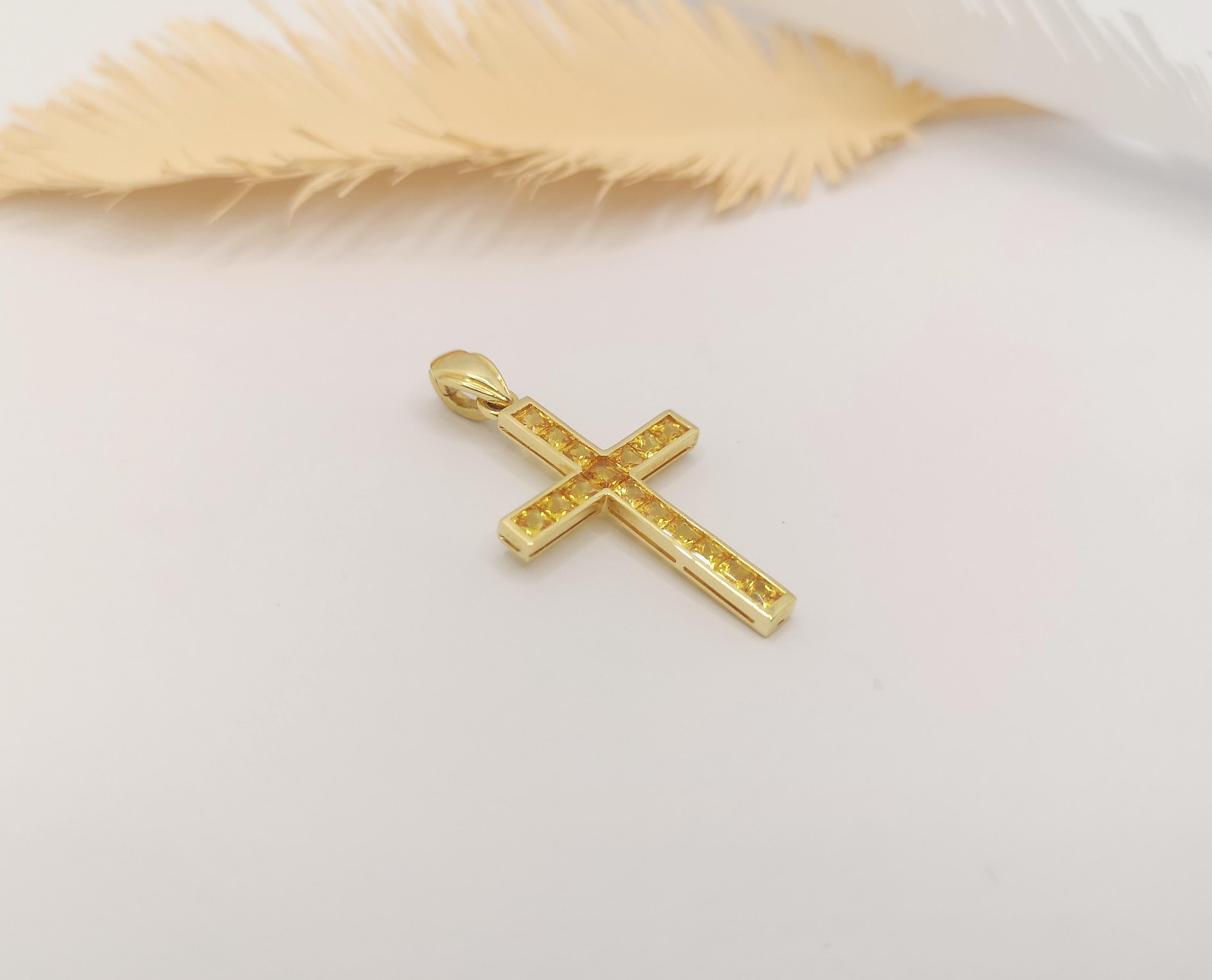 Pendentif croix en saphir jaune serti dans des montures en or 18 carats Unisexe en vente