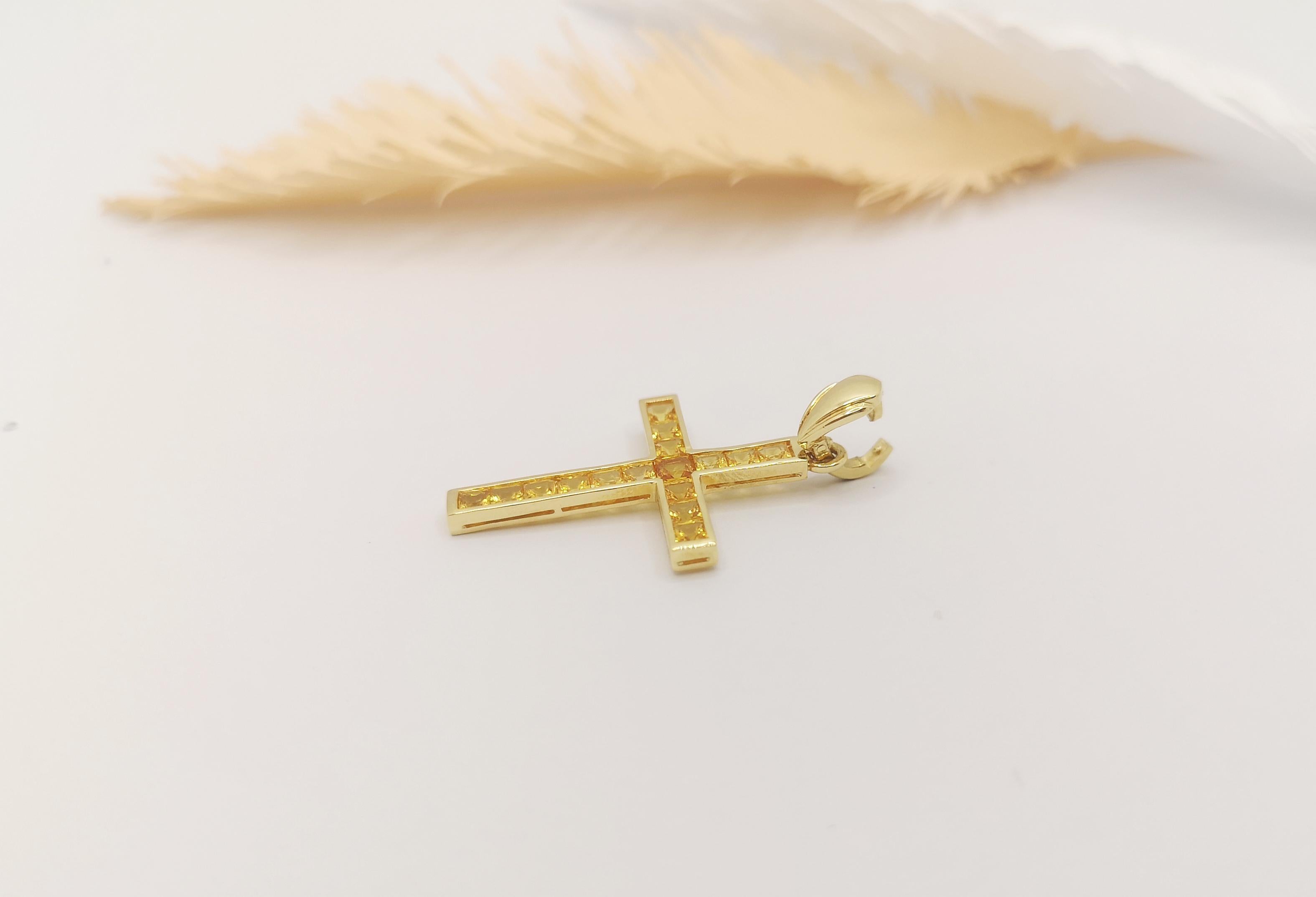Pendentif croix en saphir jaune serti dans des montures en or 18 carats en vente 1