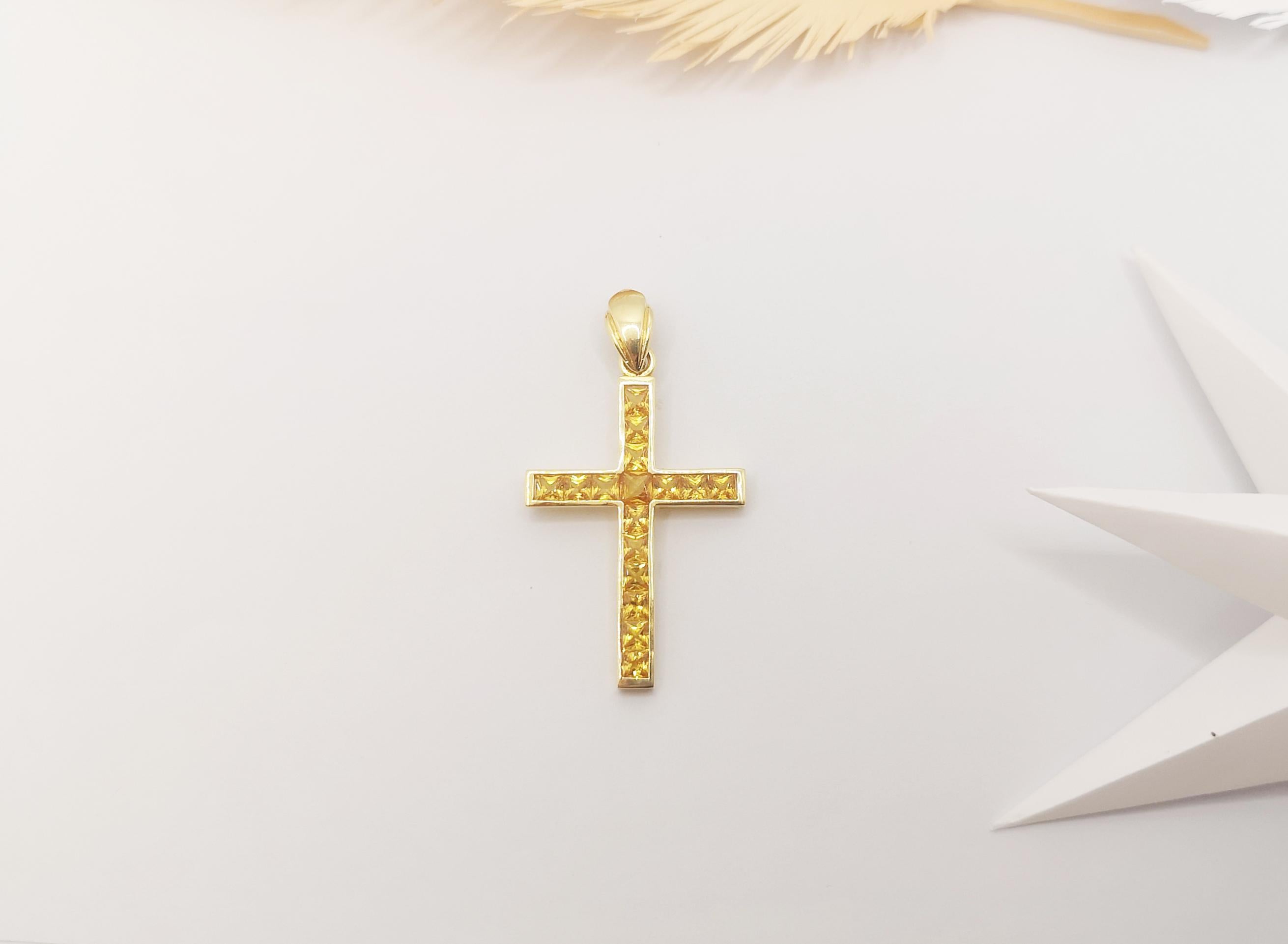 Pendentif croix en saphir jaune serti dans des montures en or 18 carats en vente 2