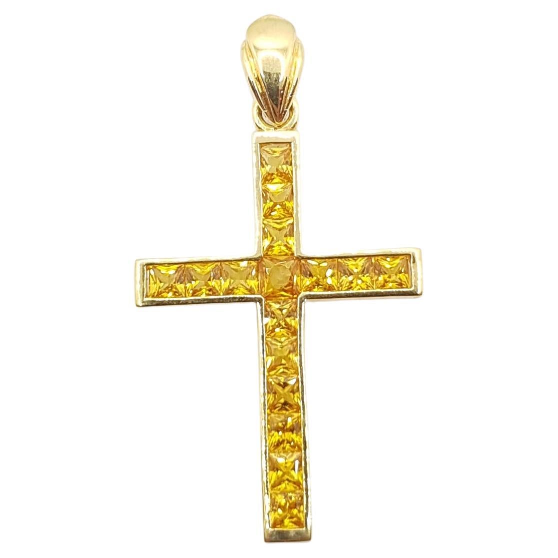 Pendentif croix en saphir jaune serti dans des montures en or 18 carats