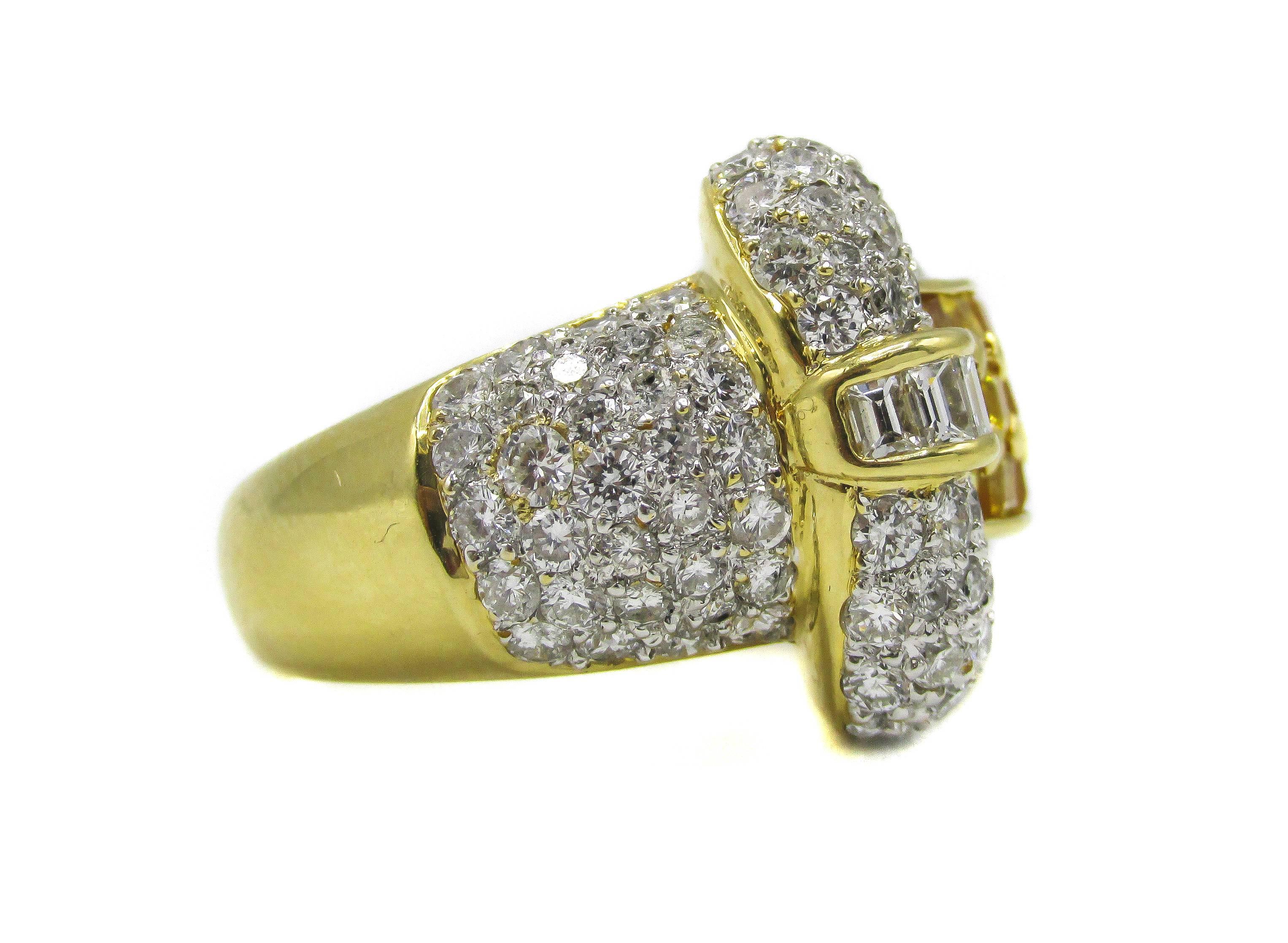 Bague en or 18 carats avec saphir jaune et diamants Excellent état - En vente à New York, NY