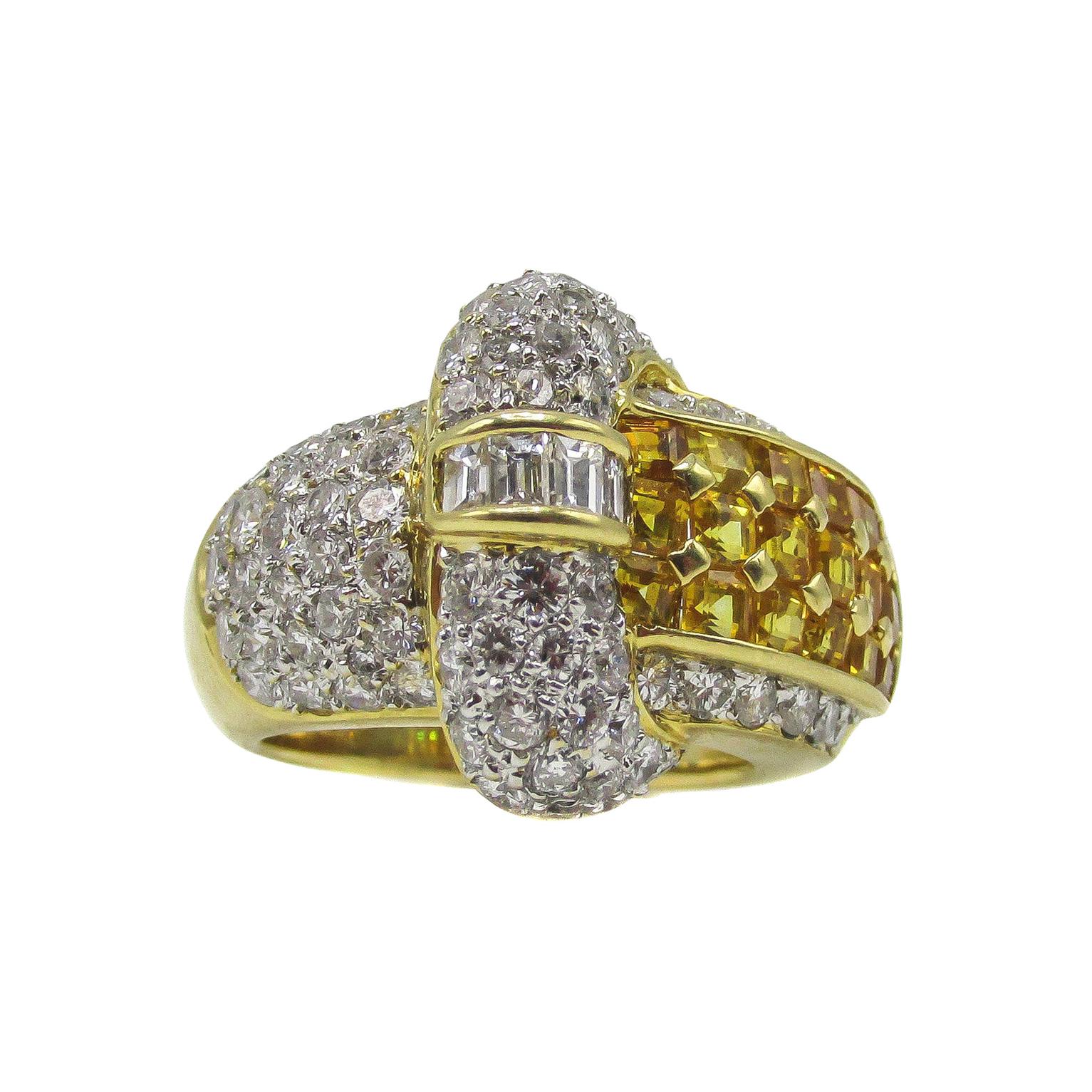 Bague en or 18 carats avec saphir jaune et diamants en vente