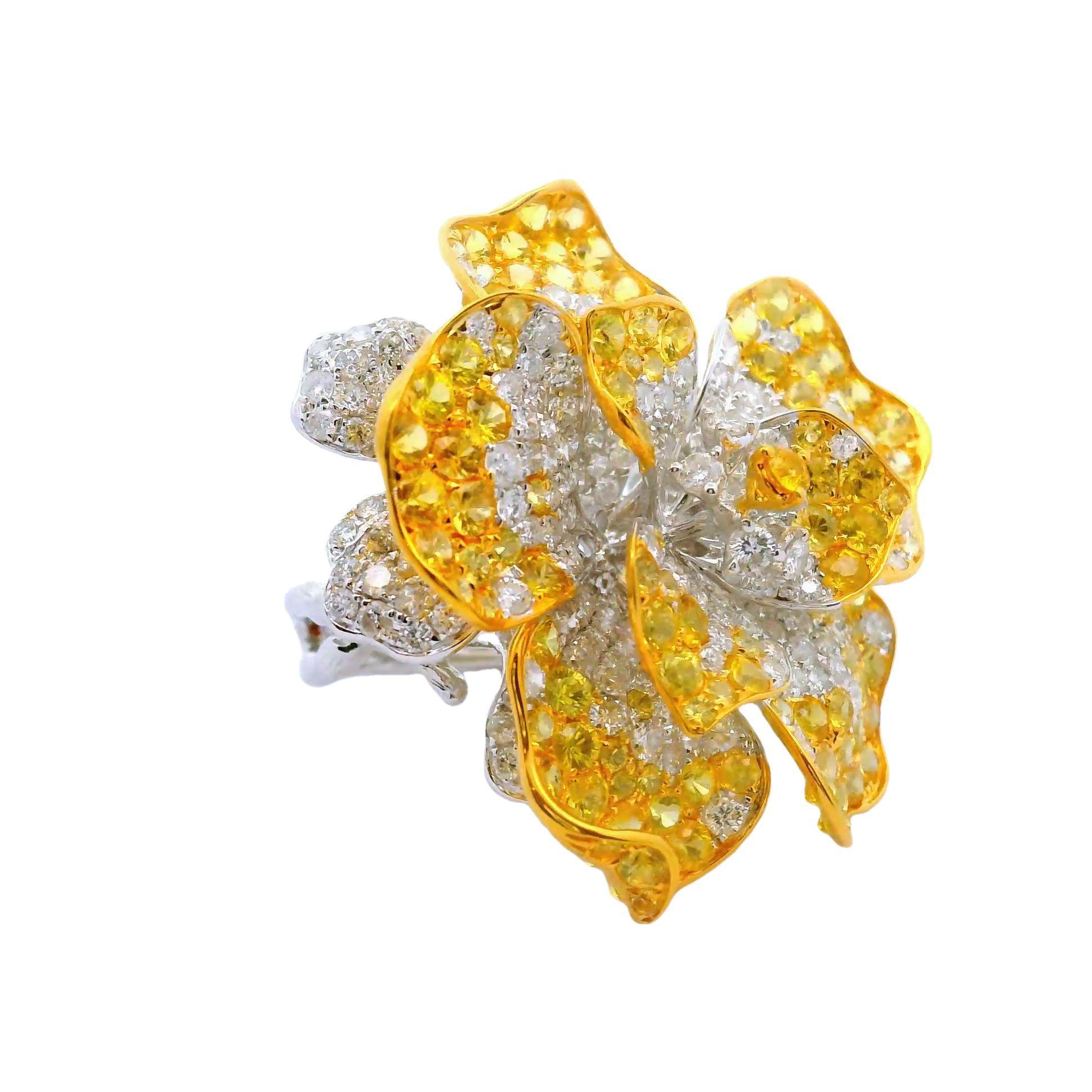 Une bague de cocktail fine et élégante avec un magnifique motif floral. La fleur est sertie de 5,56 carats de saphirs d'un jaune éclatant qui ont été sertis dans de l'or blanc 18 carats plaqué de rhodium jaune, ce qui fait ressortir encore davantage