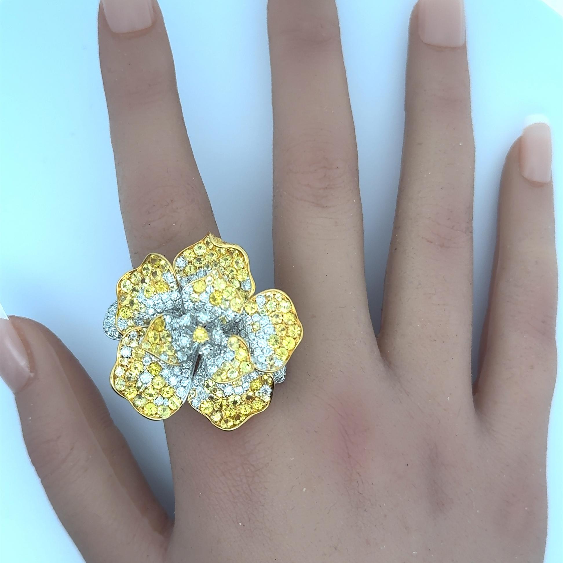 Bague cocktail fleur en or blanc 18 carats avec saphir jaune et diamants Neuf à Beverly Hills, CA