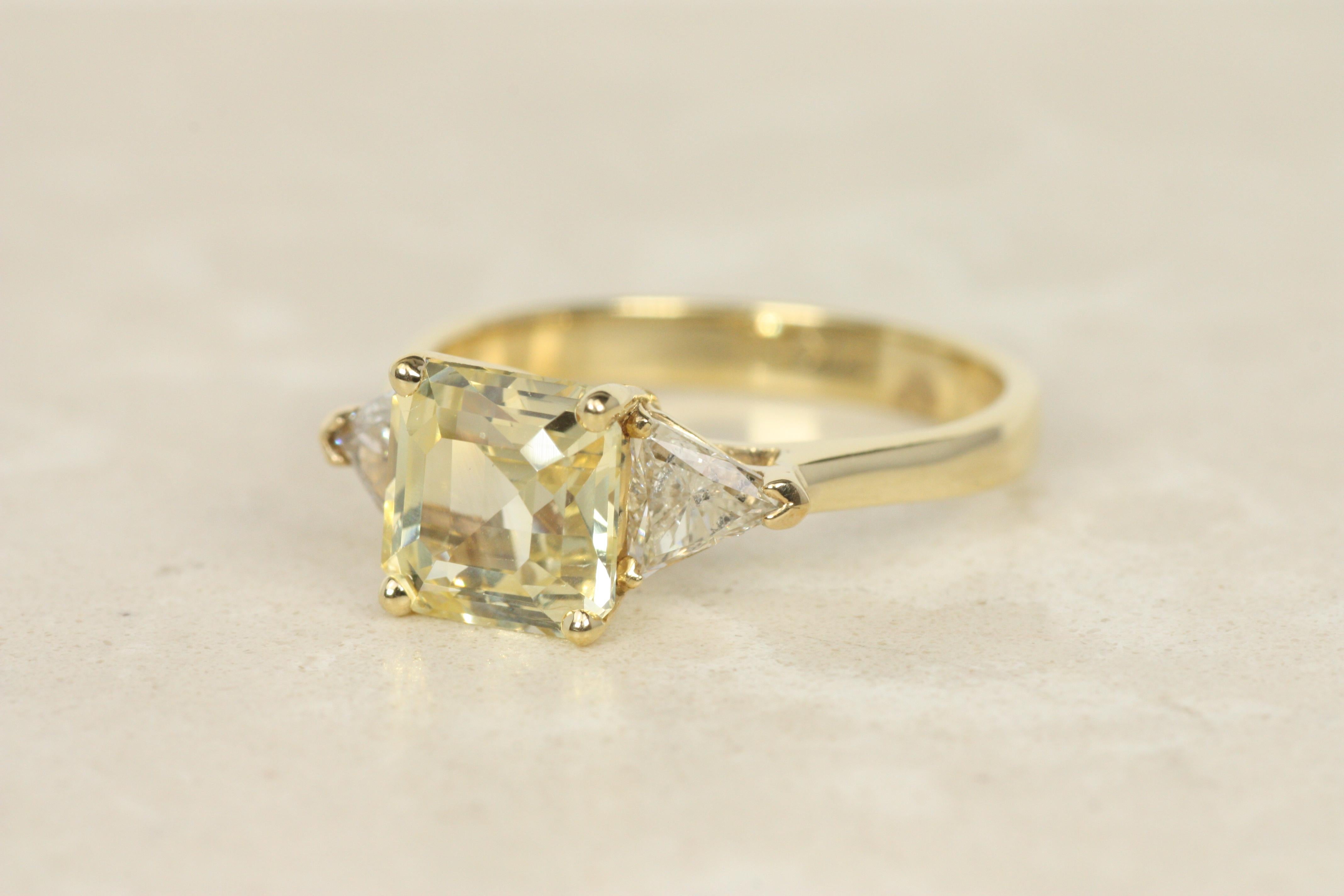Taille carrée Bague de fiançailles non traditionnelle à 3 pierres en or jaune 14 carats avec saphir jaune et diamant en vente