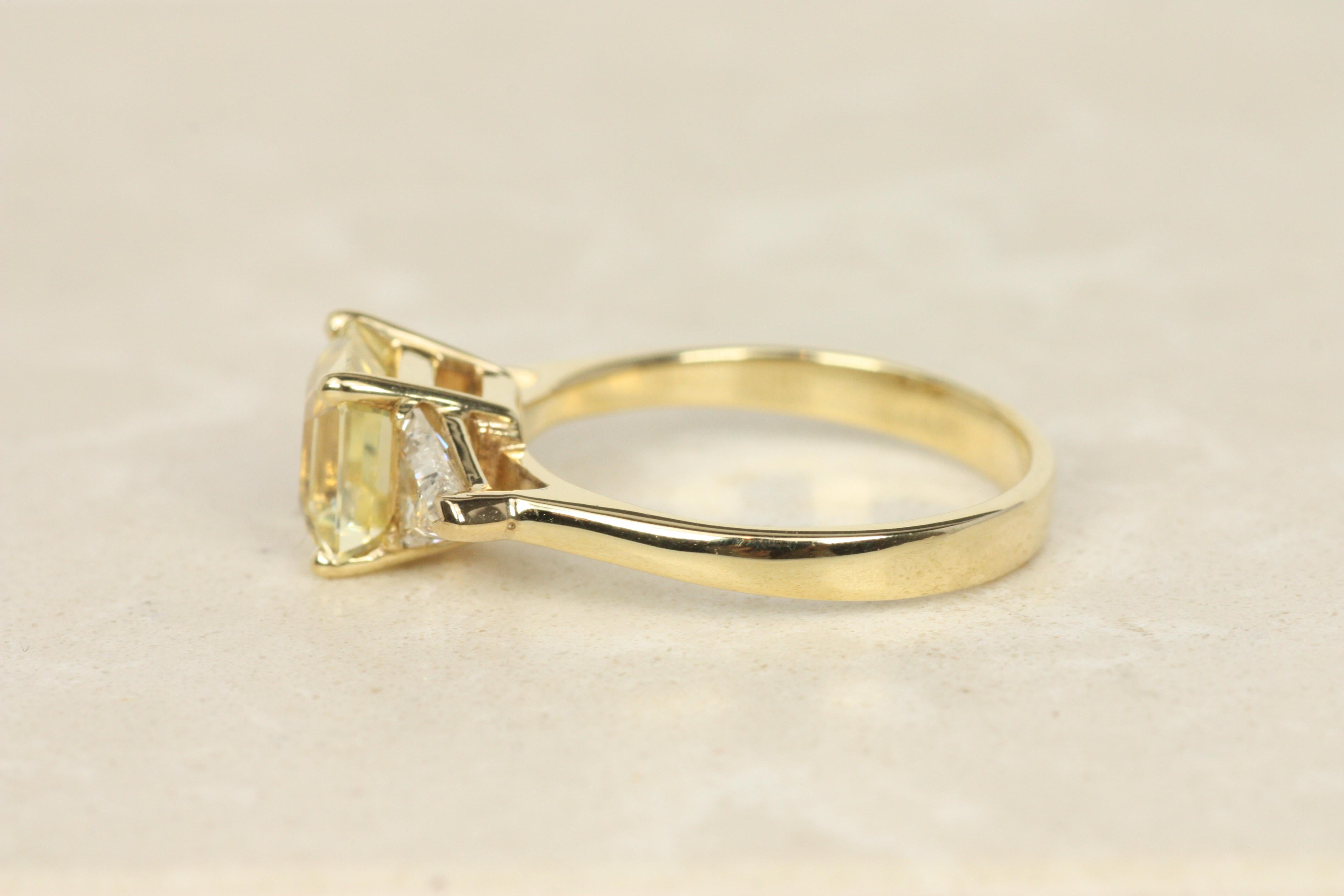 Bague de fiançailles non traditionnelle à 3 pierres en or jaune 14 carats avec saphir jaune et diamant Excellent état - En vente à Santa Monica, CA