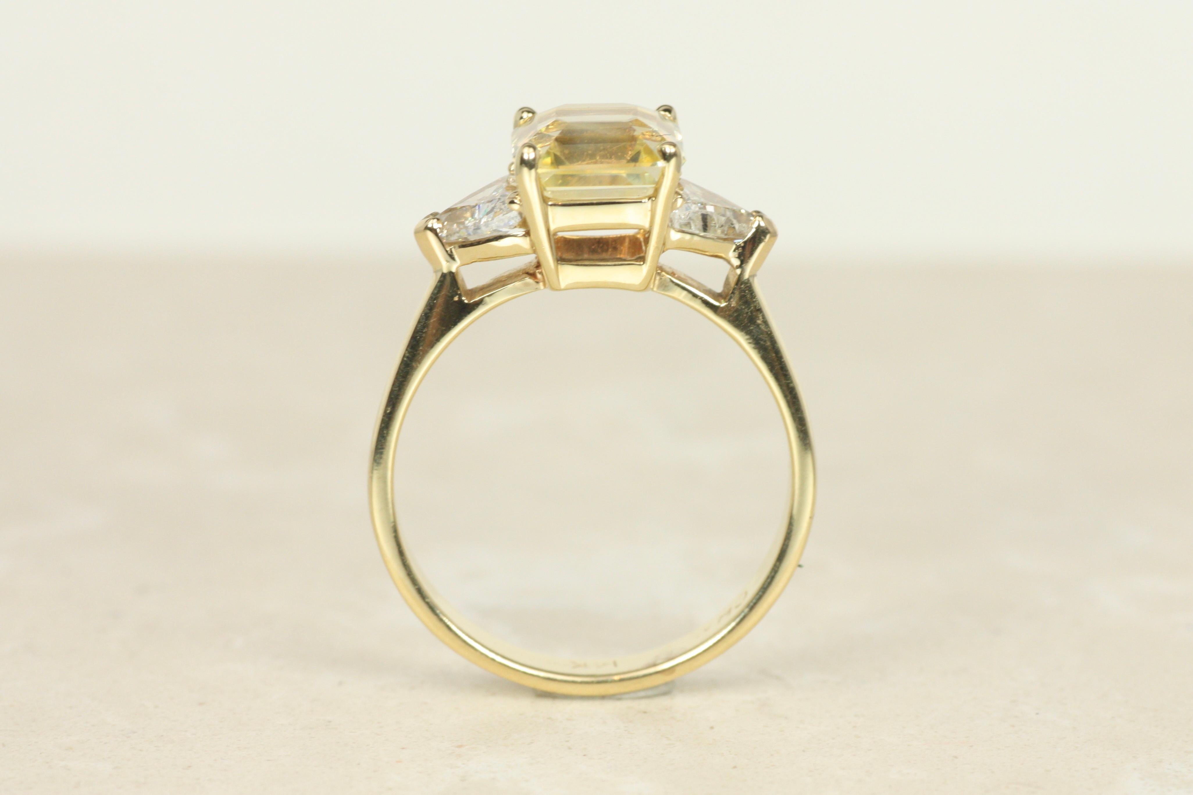 Bague de fiançailles non traditionnelle à 3 pierres en or jaune 14 carats avec saphir jaune et diamant Pour femmes en vente