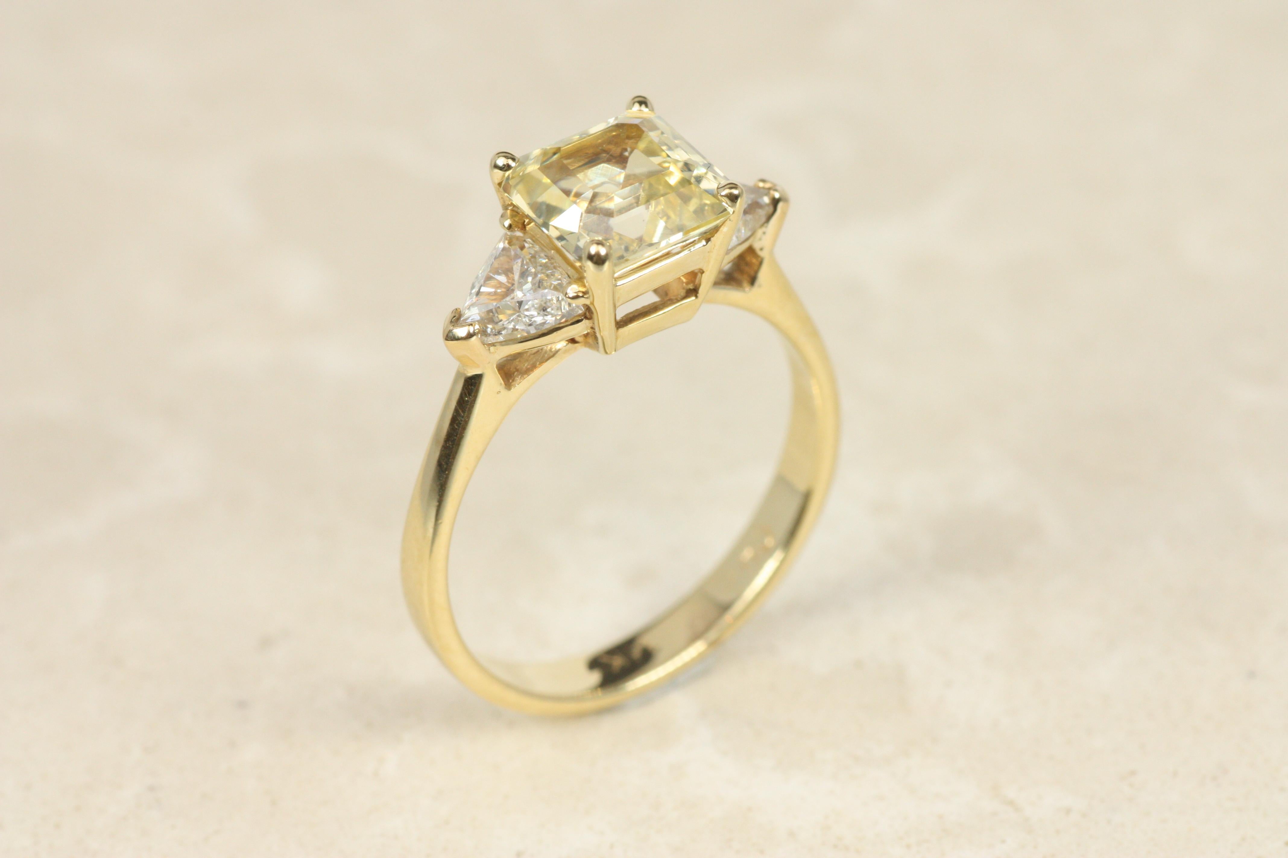 Bague de fiançailles non traditionnelle à 3 pierres en or jaune 14 carats avec saphir jaune et diamant en vente 1