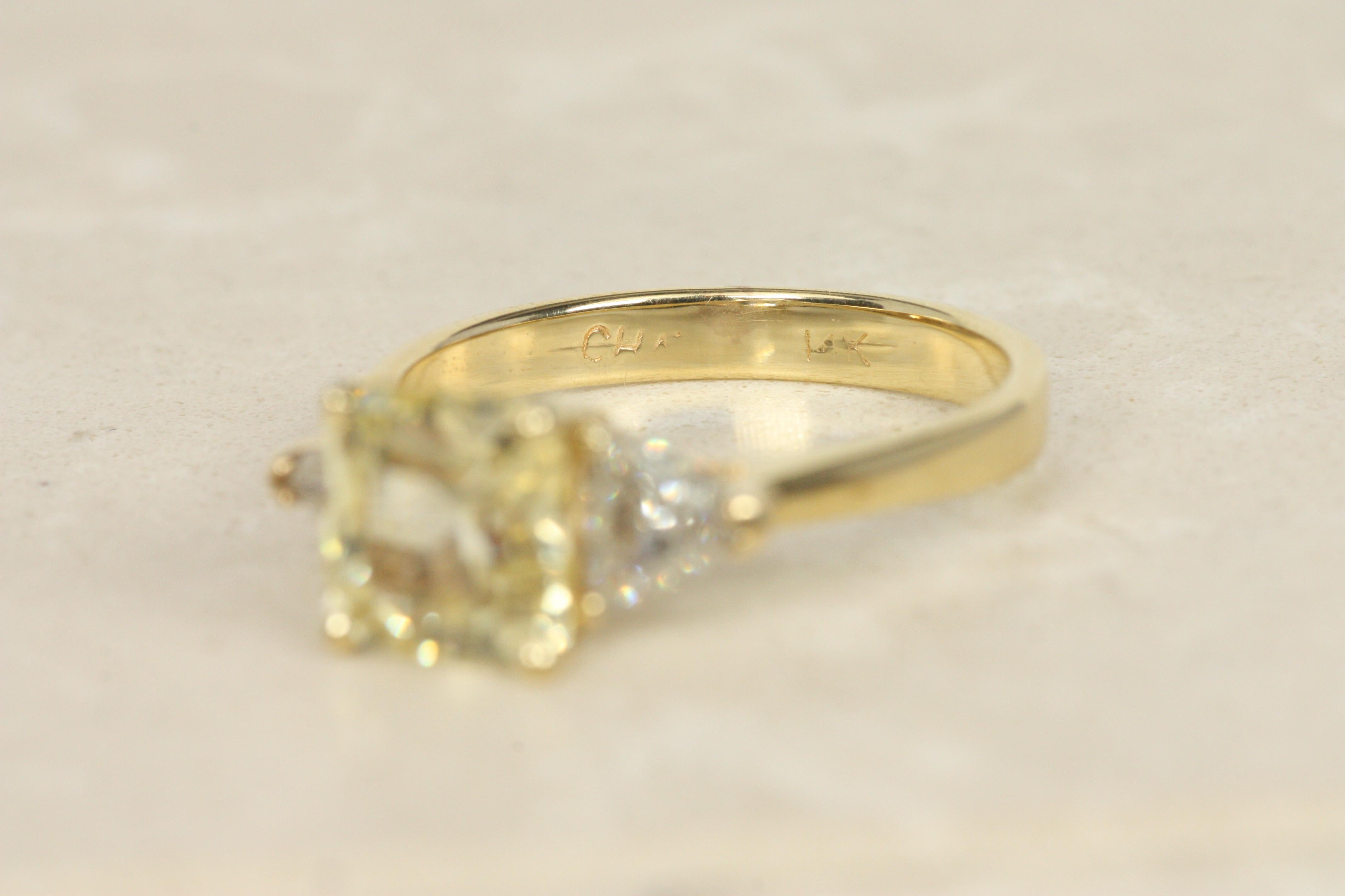 Bague de fiançailles non traditionnelle à 3 pierres en or jaune 14 carats avec saphir jaune et diamant en vente 2