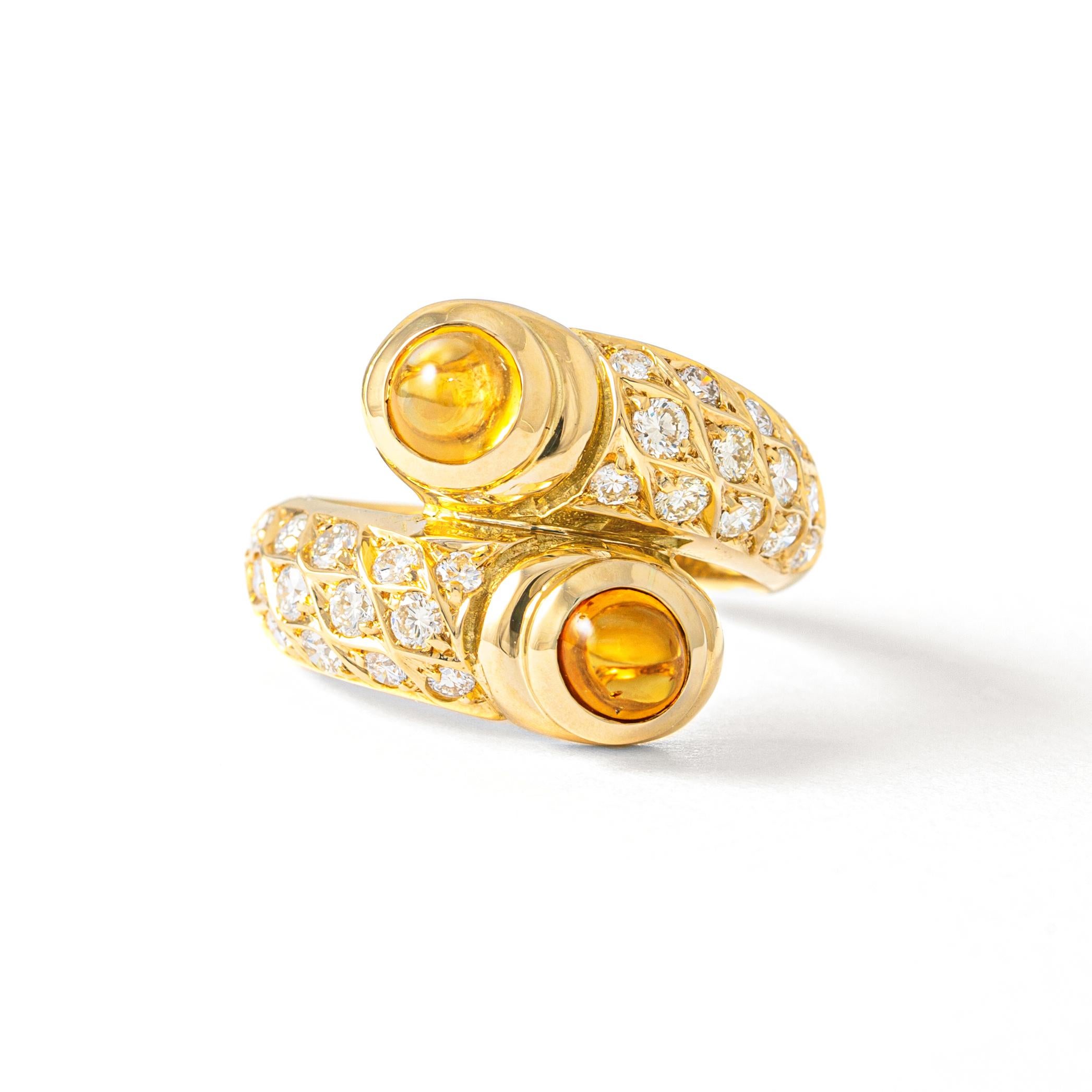 Ring aus 18kt Gelbgold mit 2 gelben Saphiren im Cabochon-Schliff 1,71 ct        
und 30 Diamanten 0,68 Karat Größe 50  