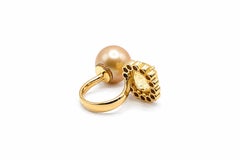 Bague avec saphir jaune, diamant et perle dorée des mers du Sud