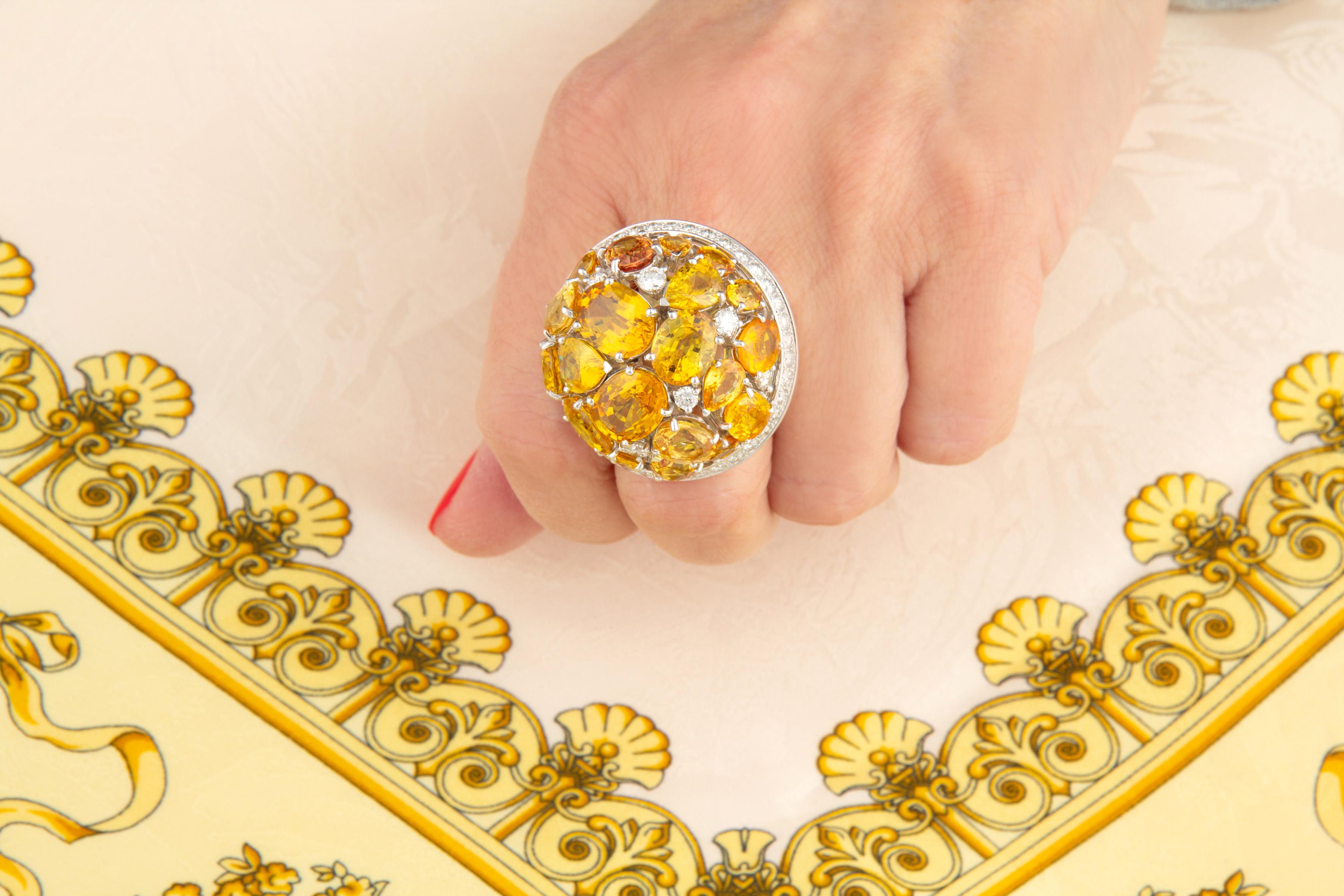 Artista Anello da cocktail con zaffiro giallo e cupola di diamanti, design di Ella Gafter in vendita