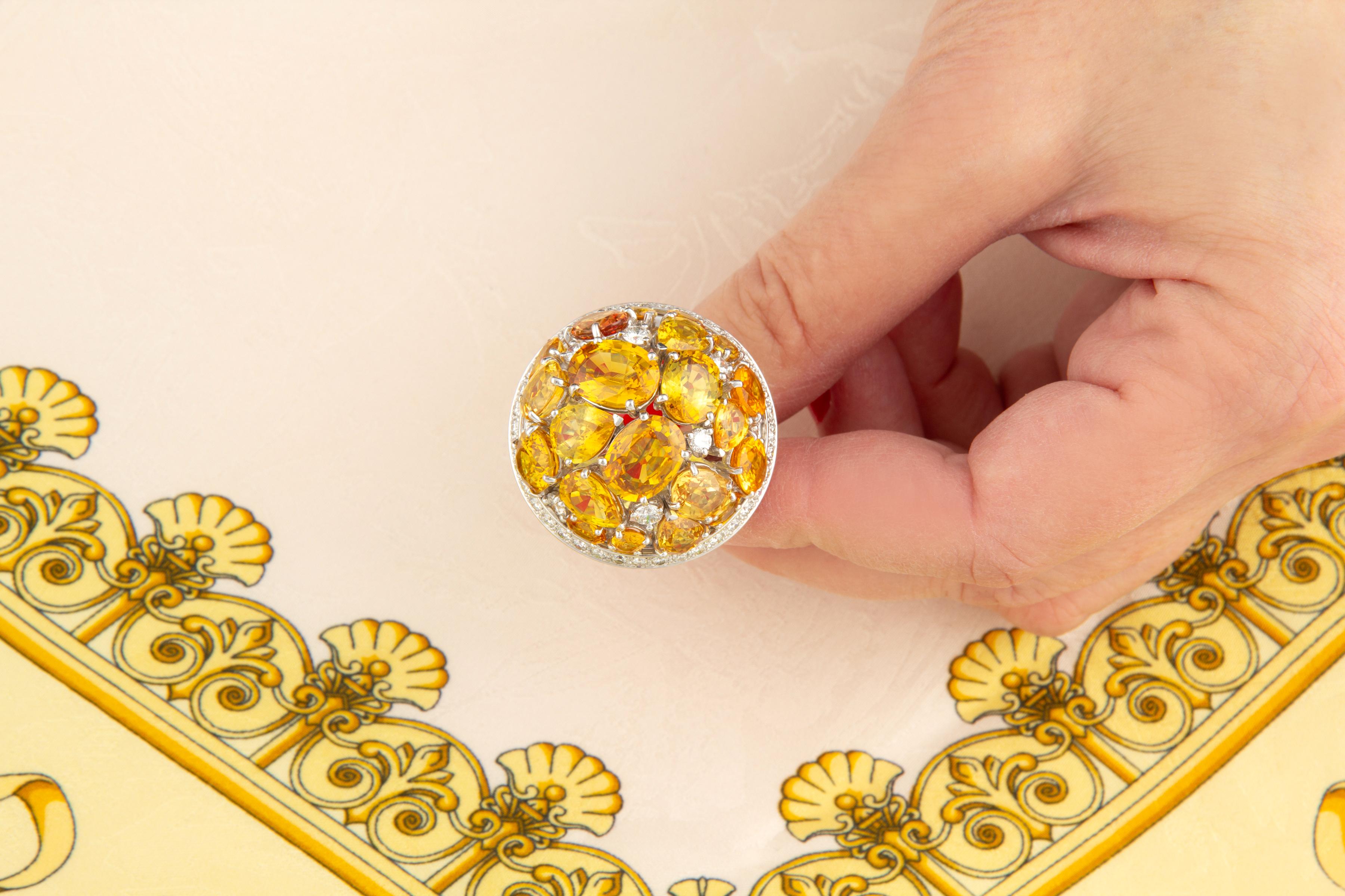 Taglio ovale Anello da cocktail con zaffiro giallo e cupola di diamanti, design di Ella Gafter in vendita