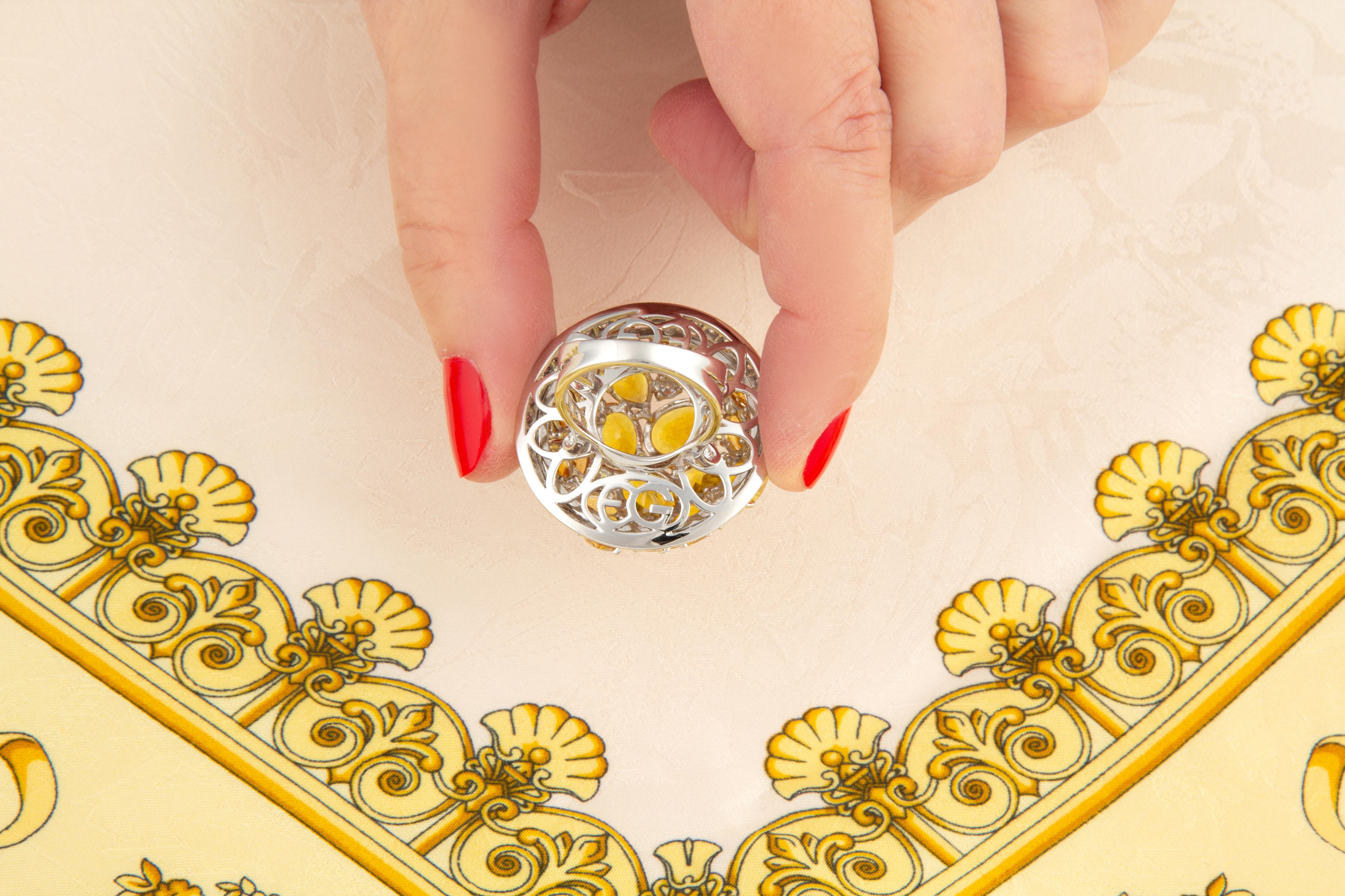 Donna Anello da cocktail con zaffiro giallo e cupola di diamanti, design di Ella Gafter in vendita
