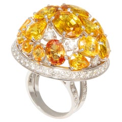 Anello da cocktail con zaffiro giallo e cupola di diamanti, design di Ella Gafter