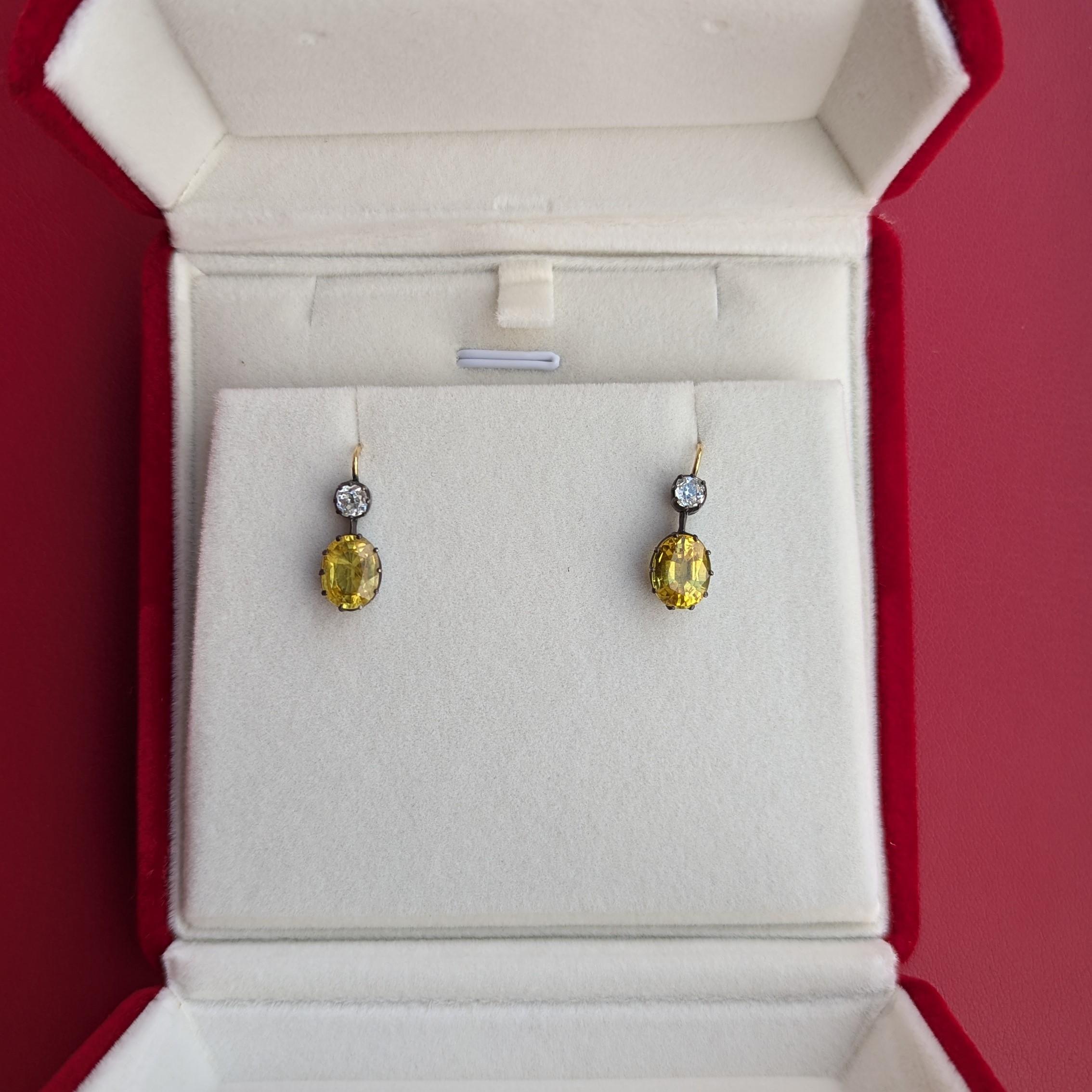 Taille ovale Pendants d'oreilles délicats en saphir jaune et diamant ancienne mine en vente