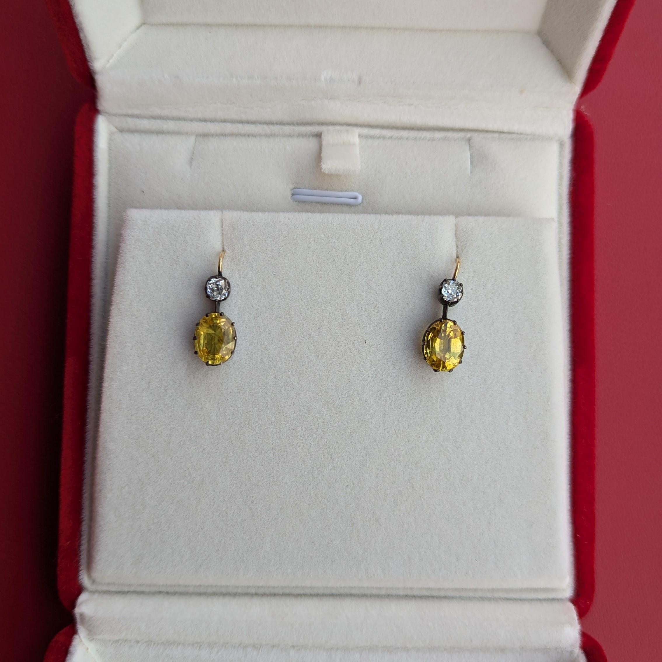 Pendants d'oreilles délicats en saphir jaune et diamant ancienne mine Excellent état - En vente à New York, NY