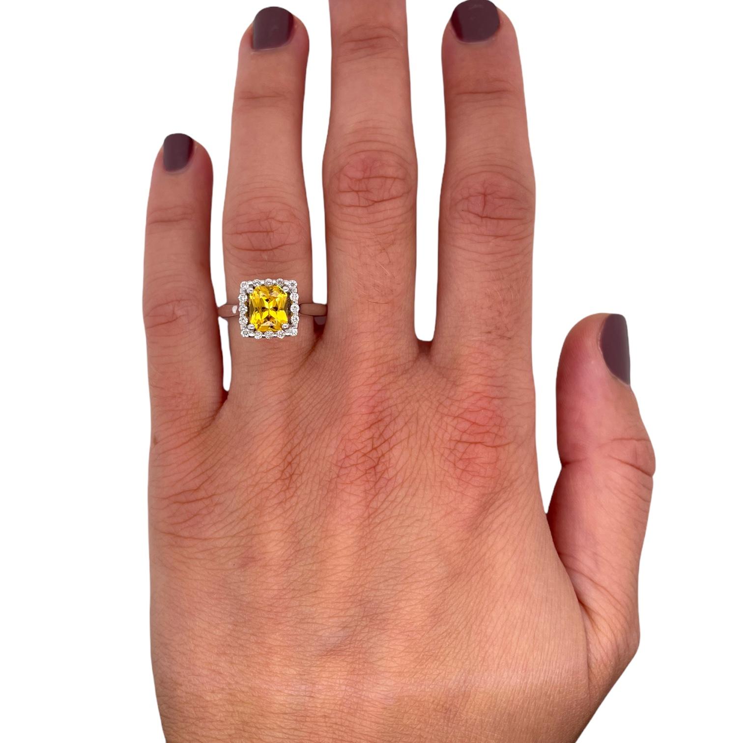 Taille radiant Bague halo de saphirs jaunes et de diamants en or blanc 18 carats en vente